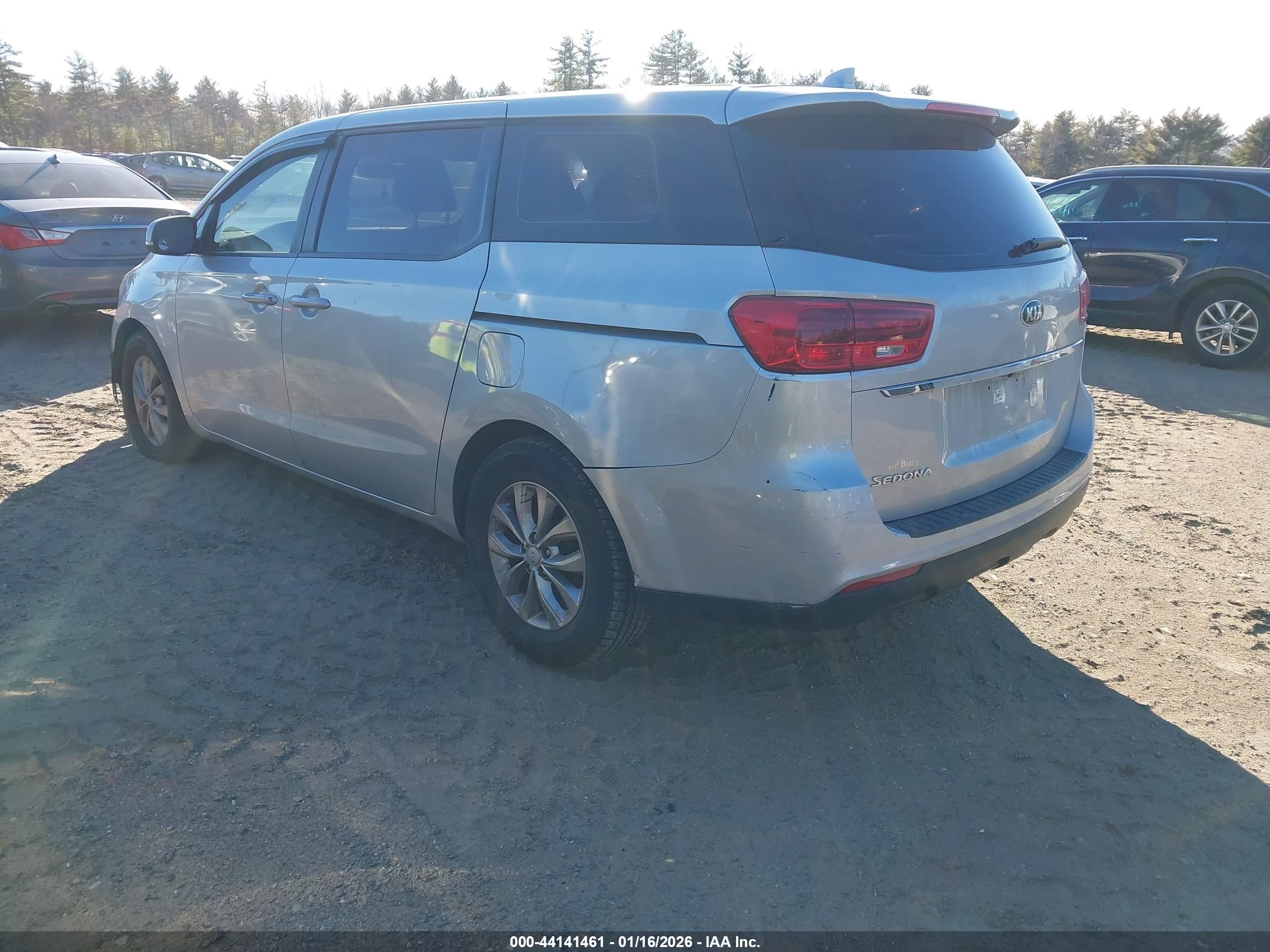 KIA SEDONA image 3