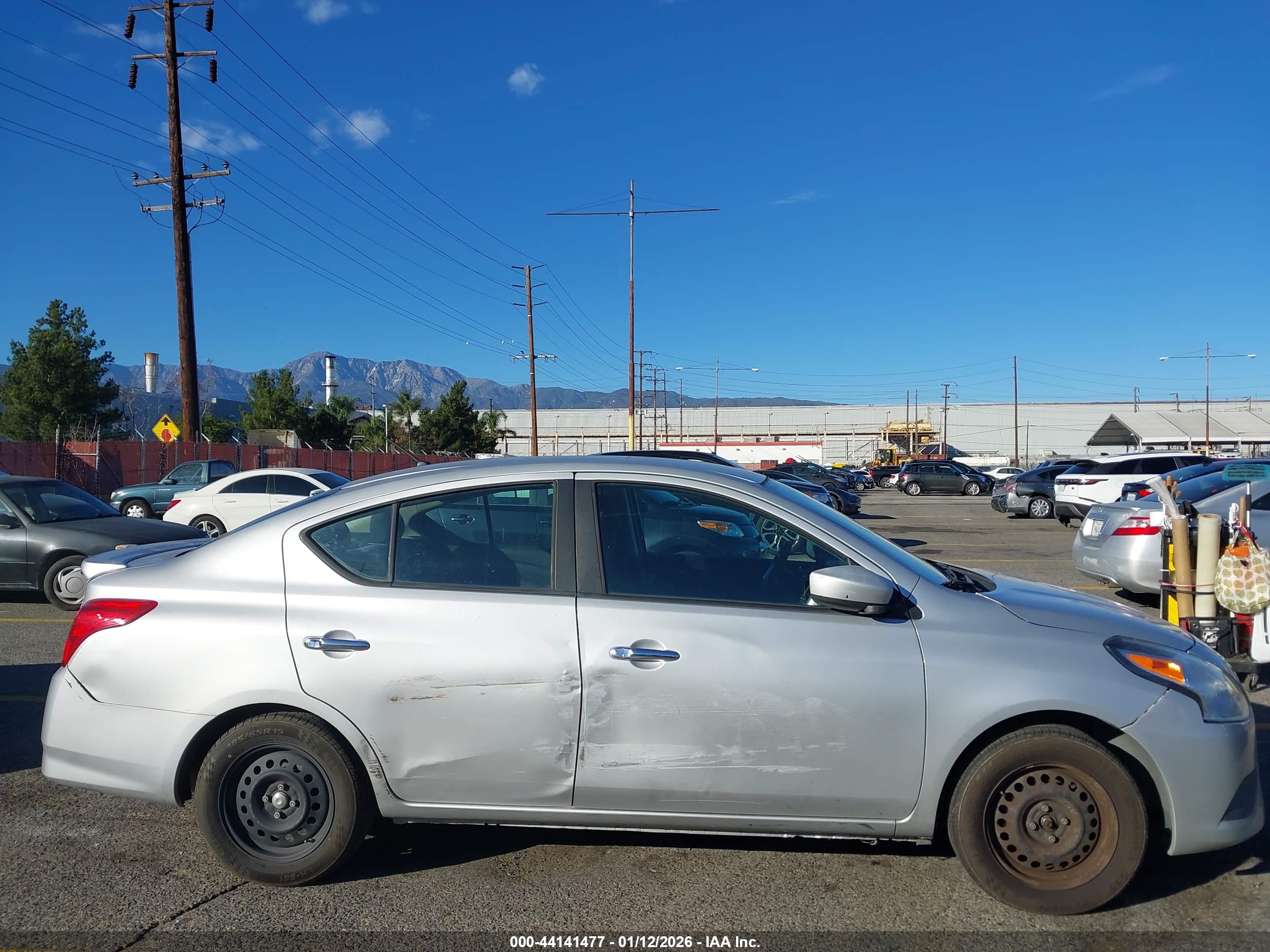 NISSAN VERSA image 6