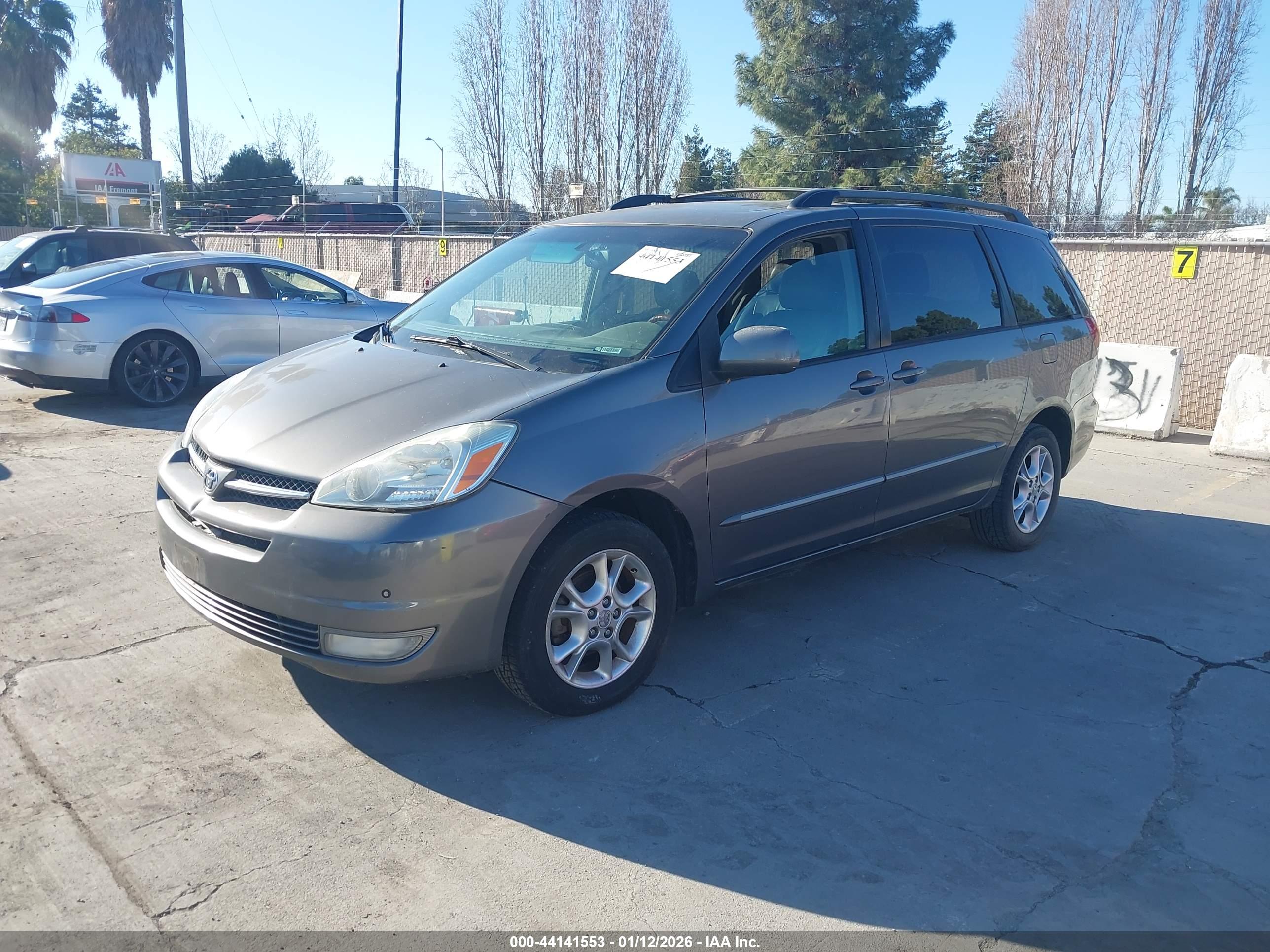 TOYOTA SIENNA image 2