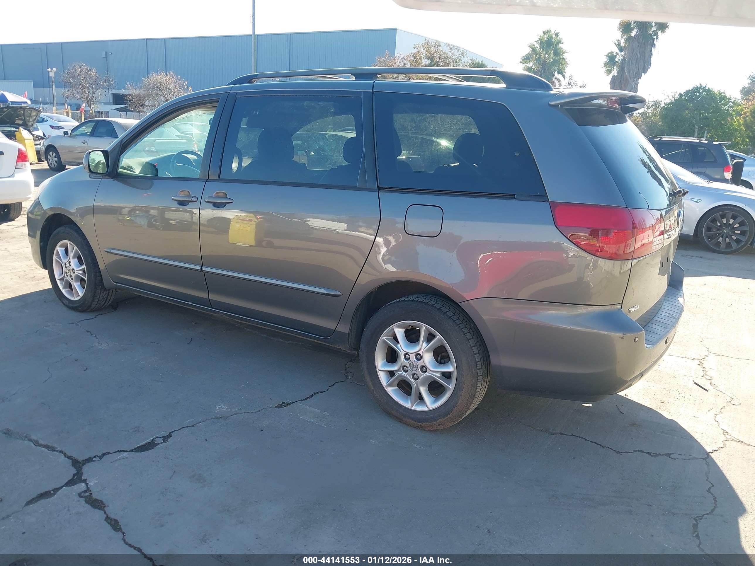 TOYOTA SIENNA image 3