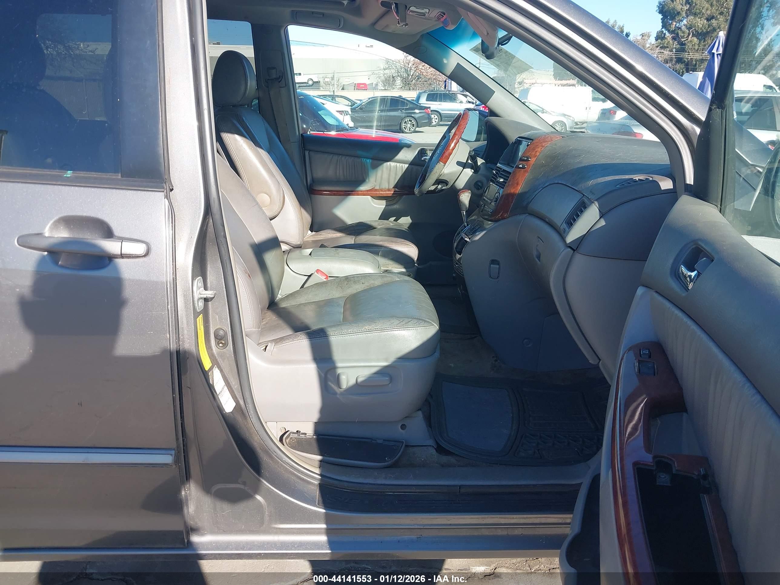 TOYOTA SIENNA image 5