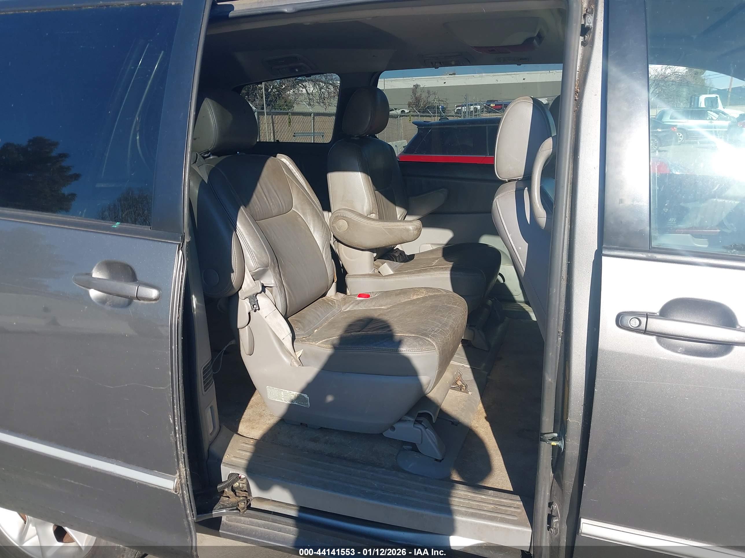 TOYOTA SIENNA image 8