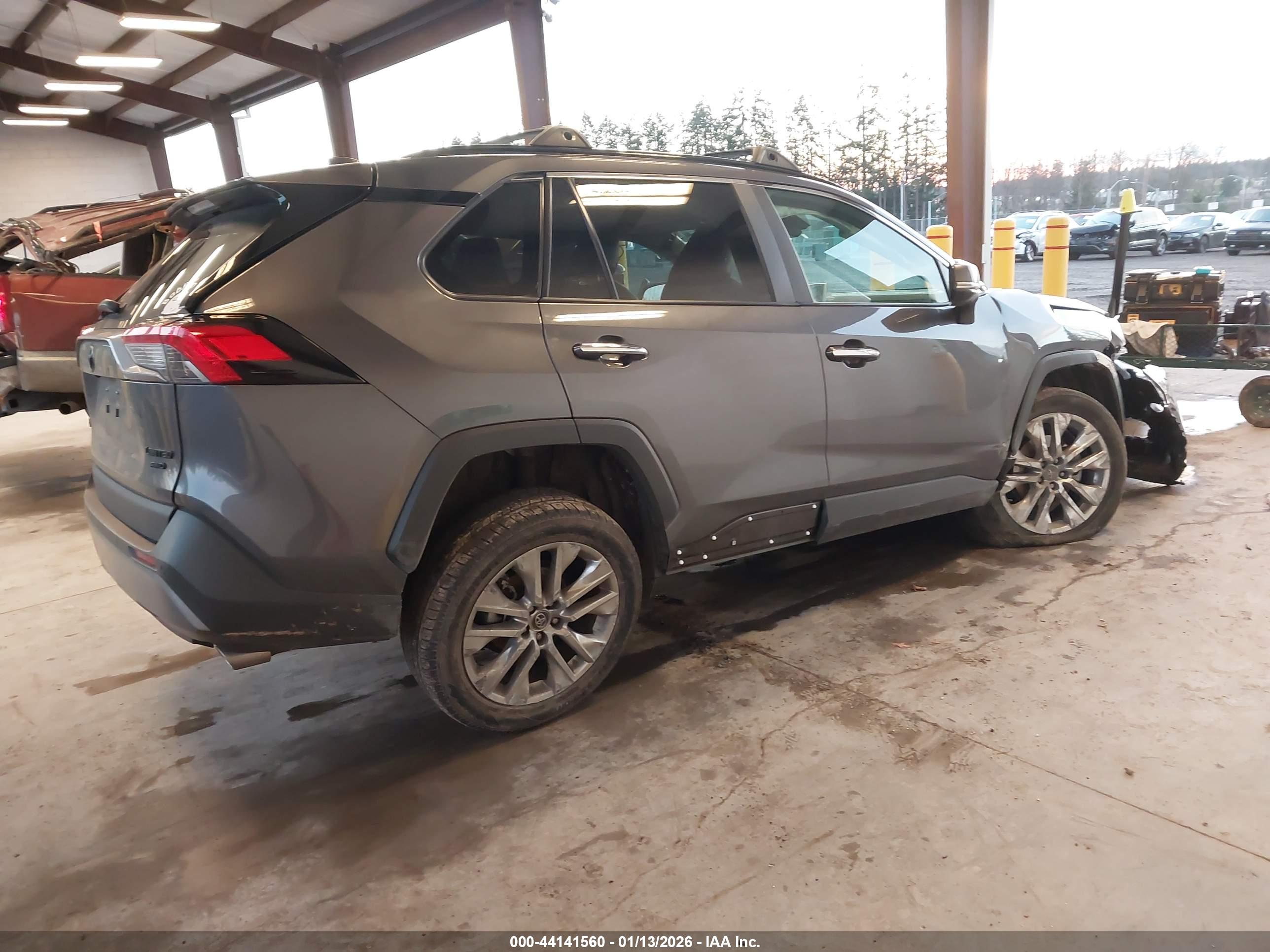 TOYOTA RAV4 image 4