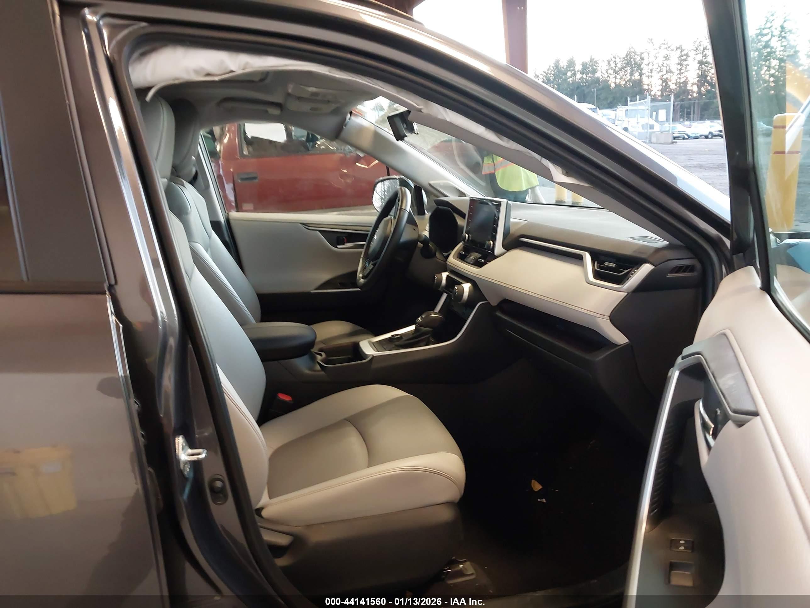 TOYOTA RAV4 image 5