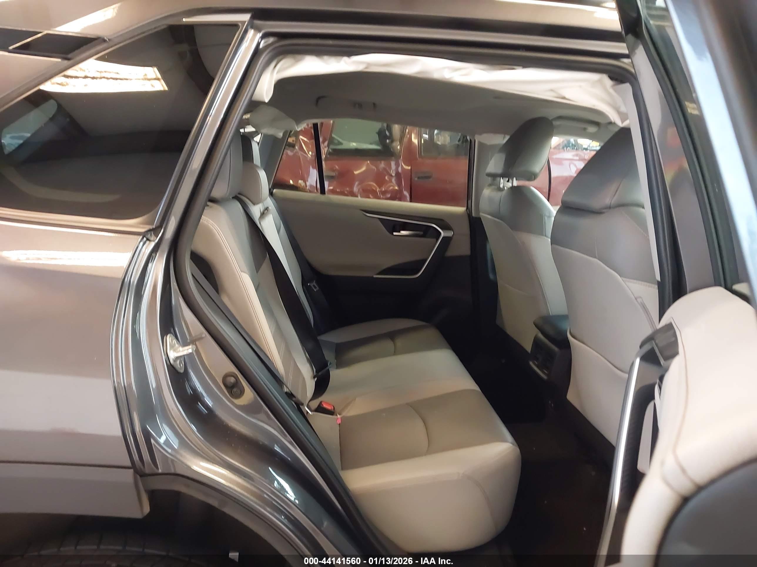 TOYOTA RAV4 image 8