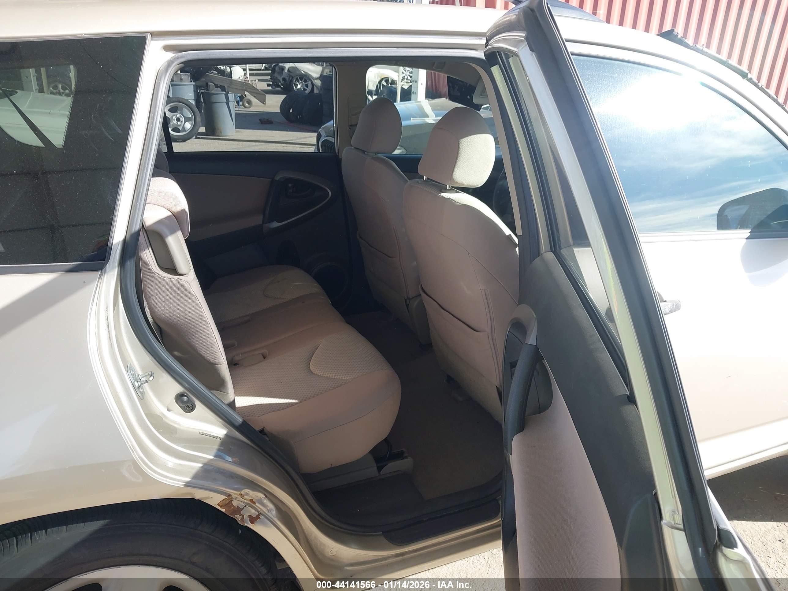 TOYOTA RAV4 image 8