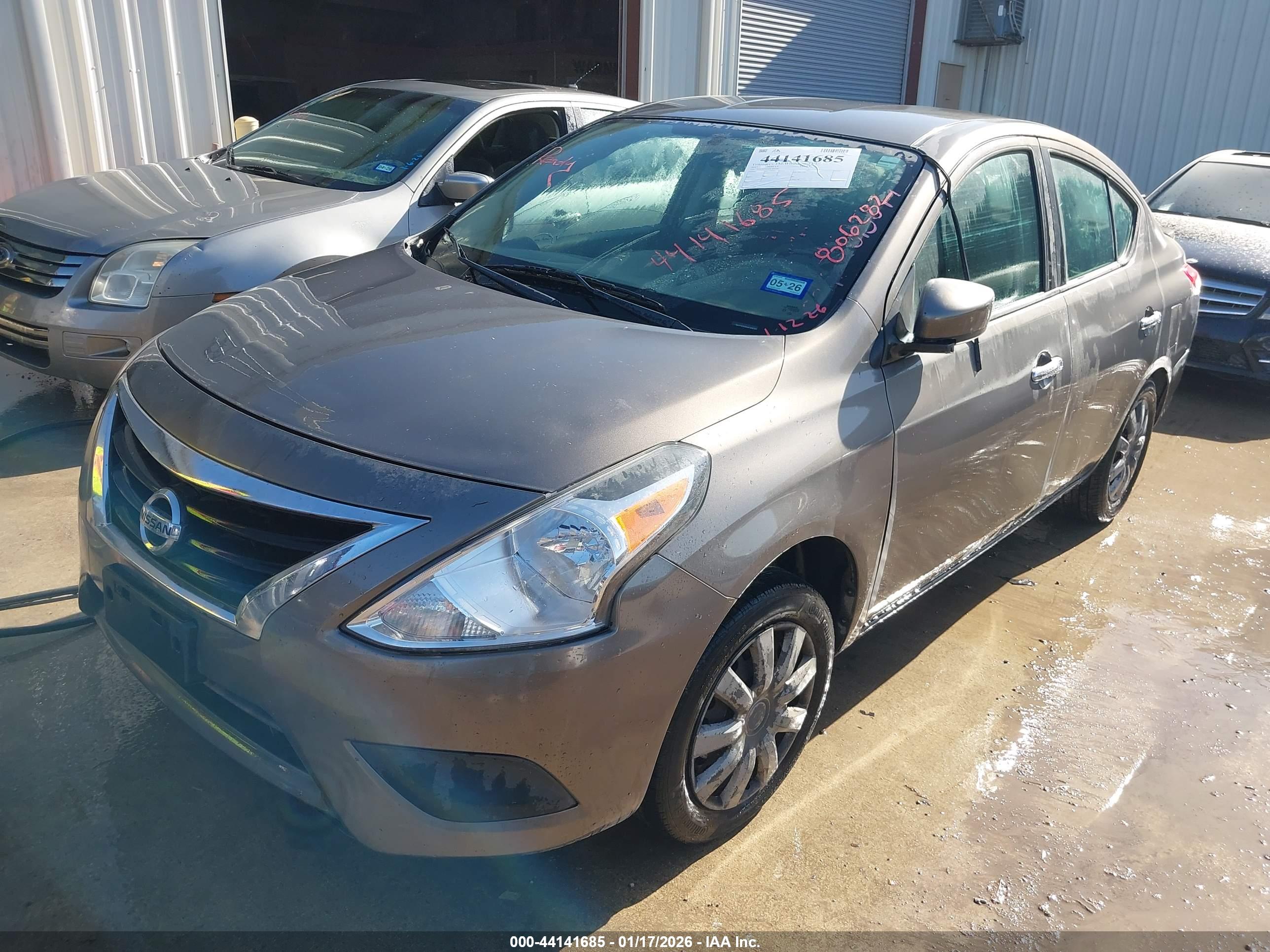 NISSAN VERSA image 2