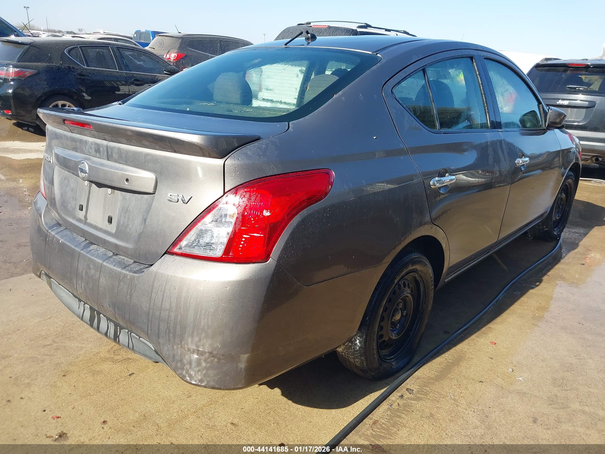 NISSAN VERSA image 4