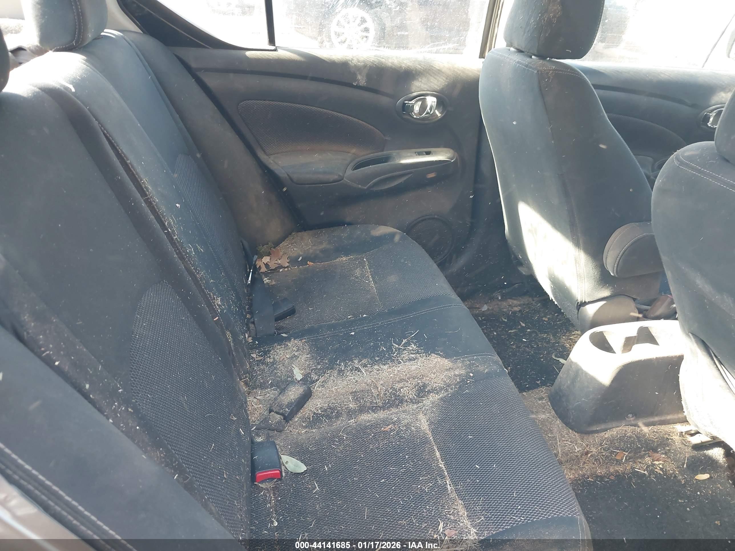 NISSAN VERSA image 8