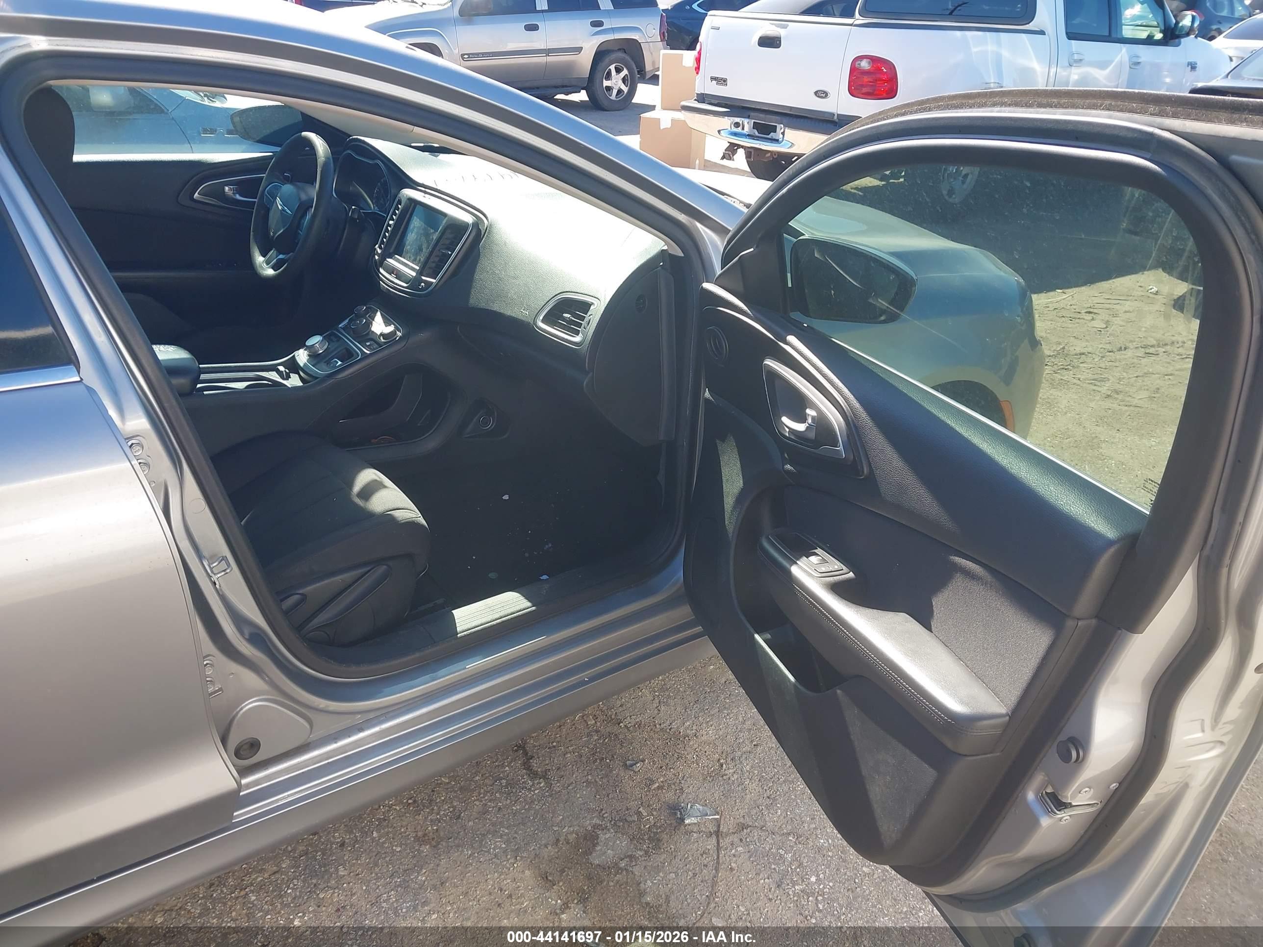 CHRYSLER 200 image 5