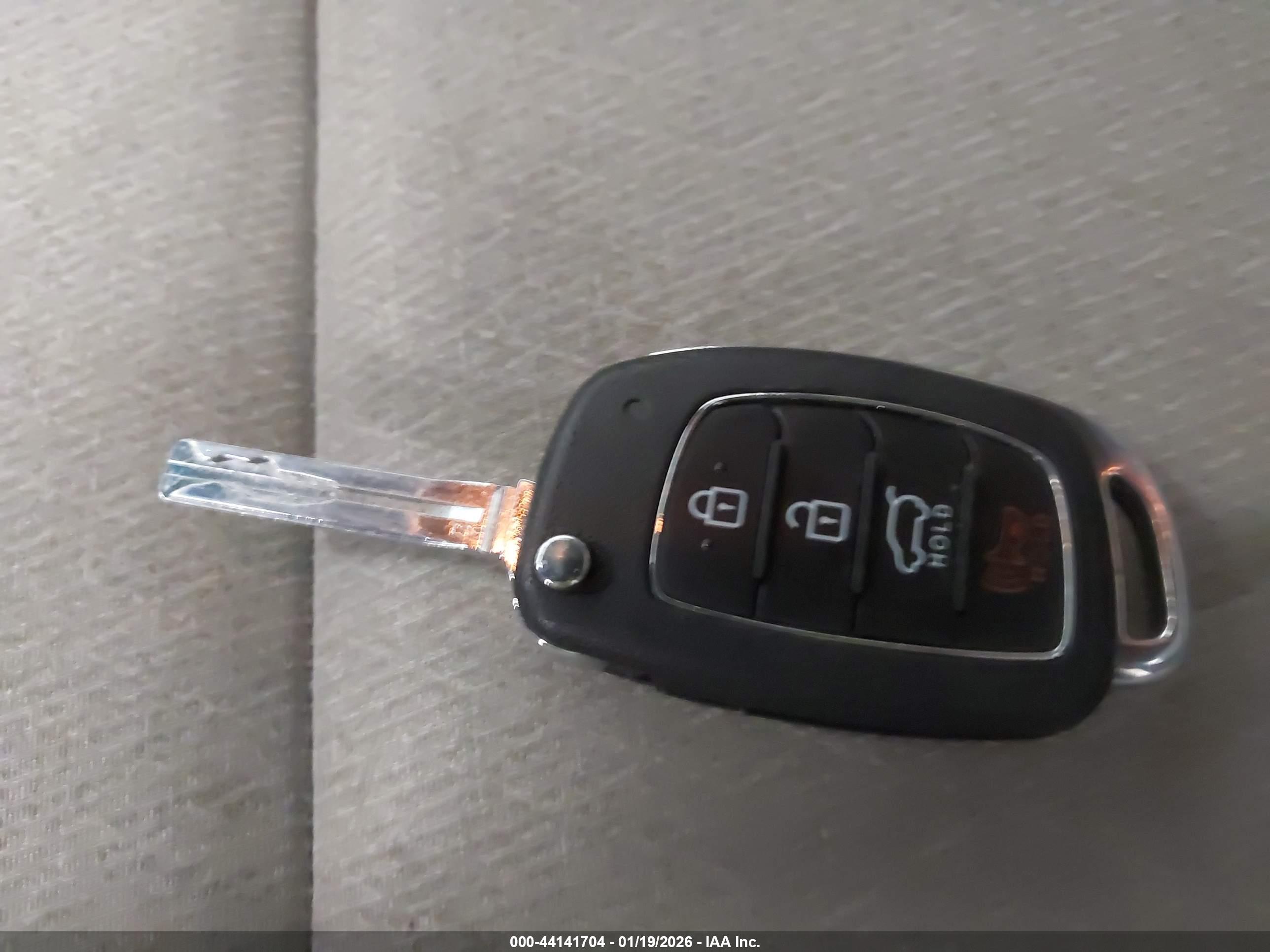 HYUNDAI TUCSON image 11