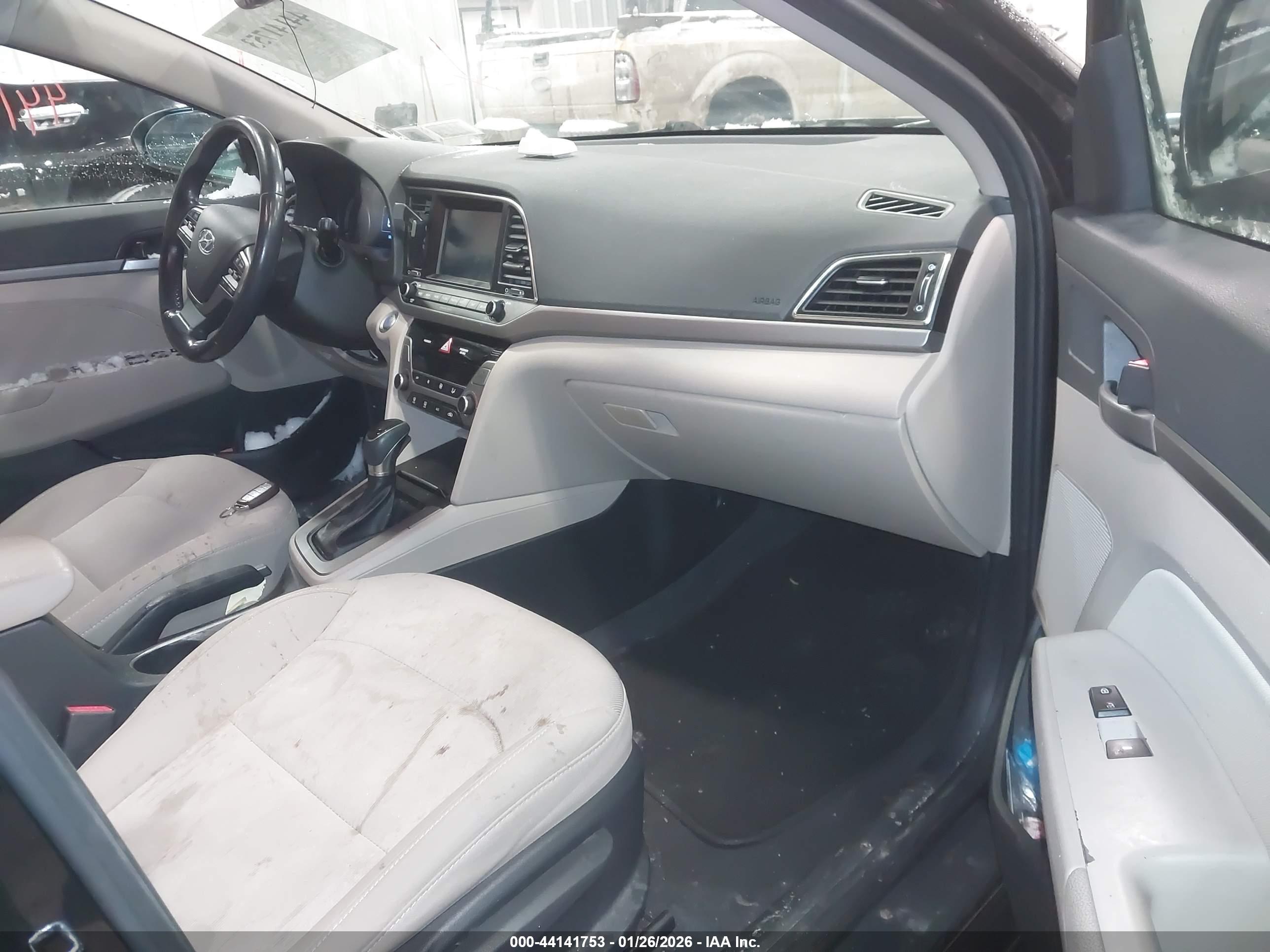 HYUNDAI ELANTRA image 5