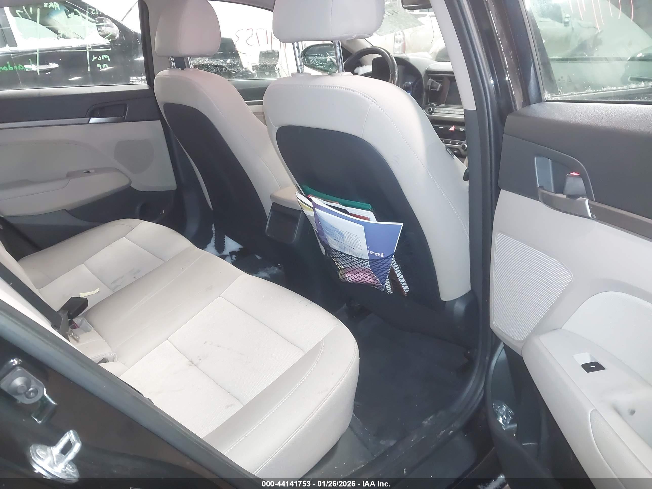 HYUNDAI ELANTRA image 8