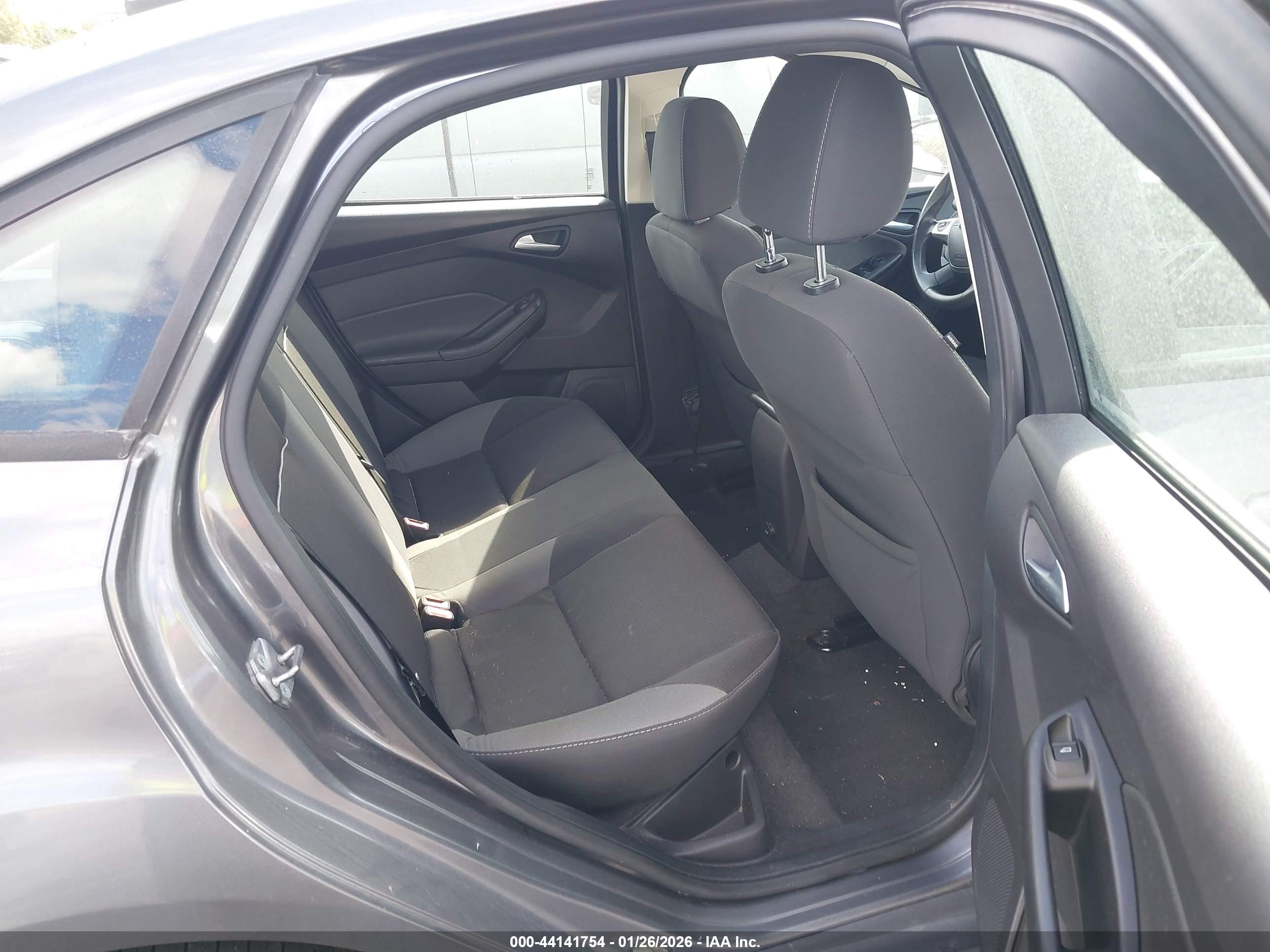 FORD FOCUS image 8