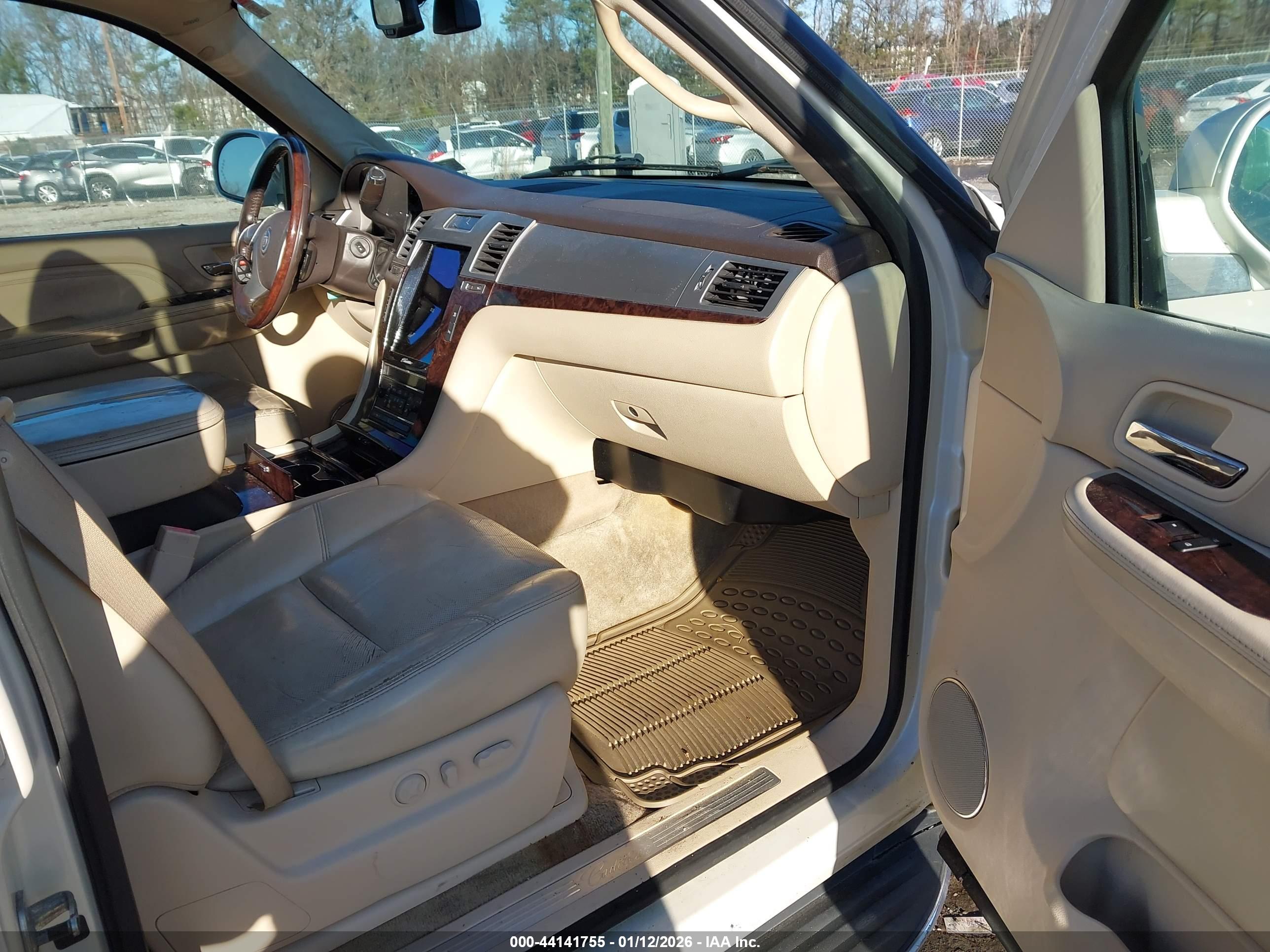 CADILLAC ESCALADE image 5