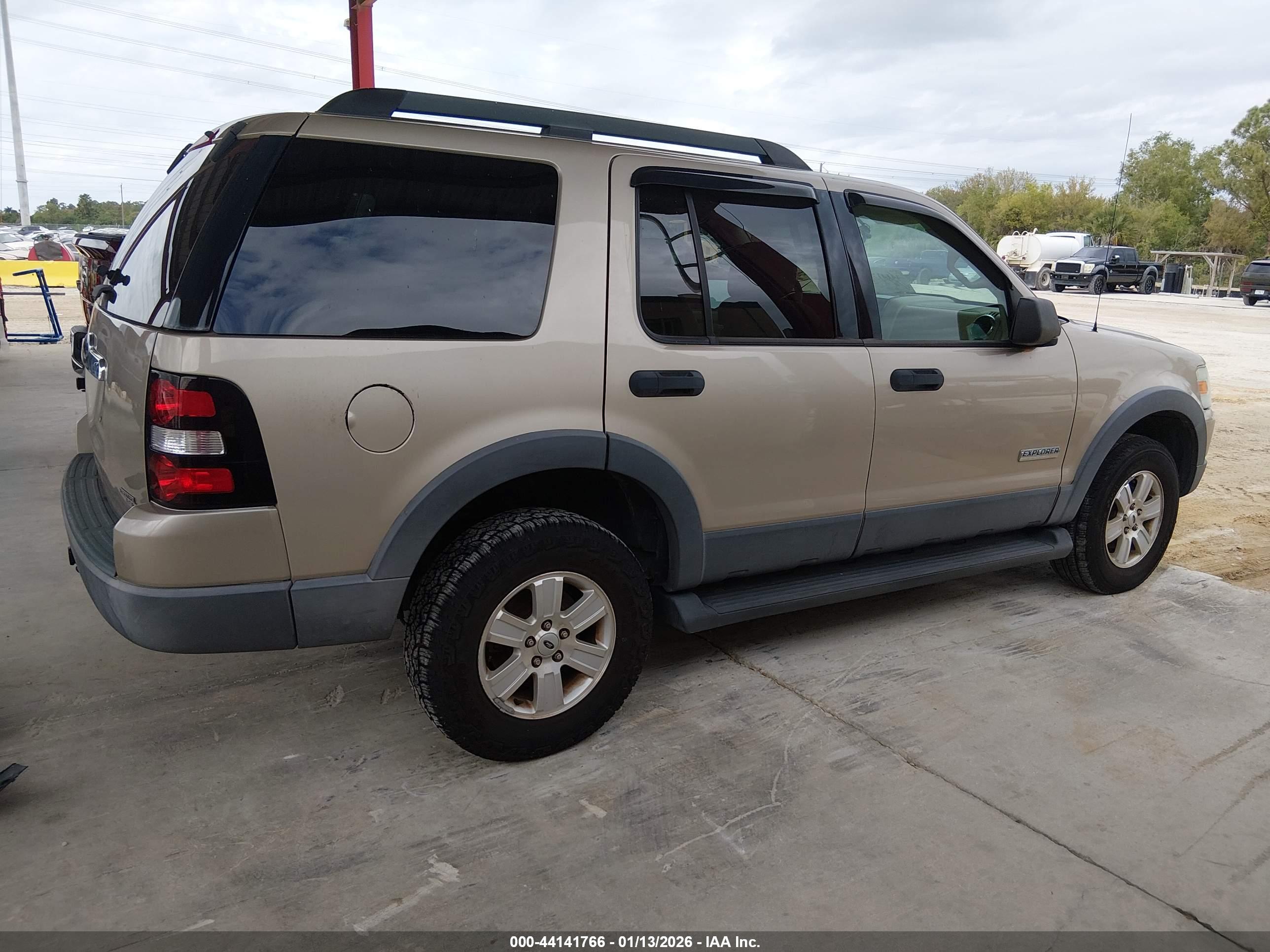 FORD EXPLORER image 4