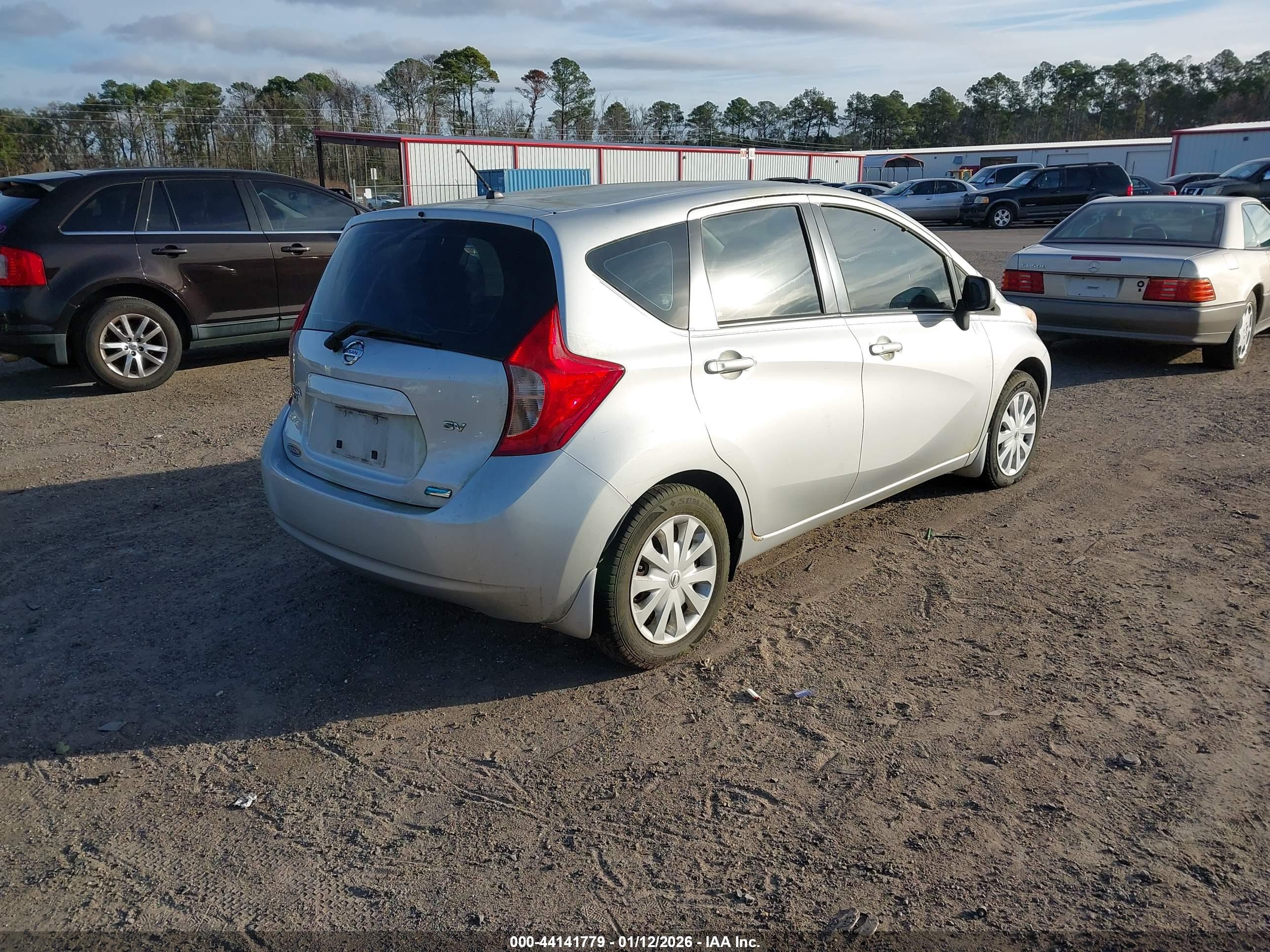 NISSAN VERSA image 4