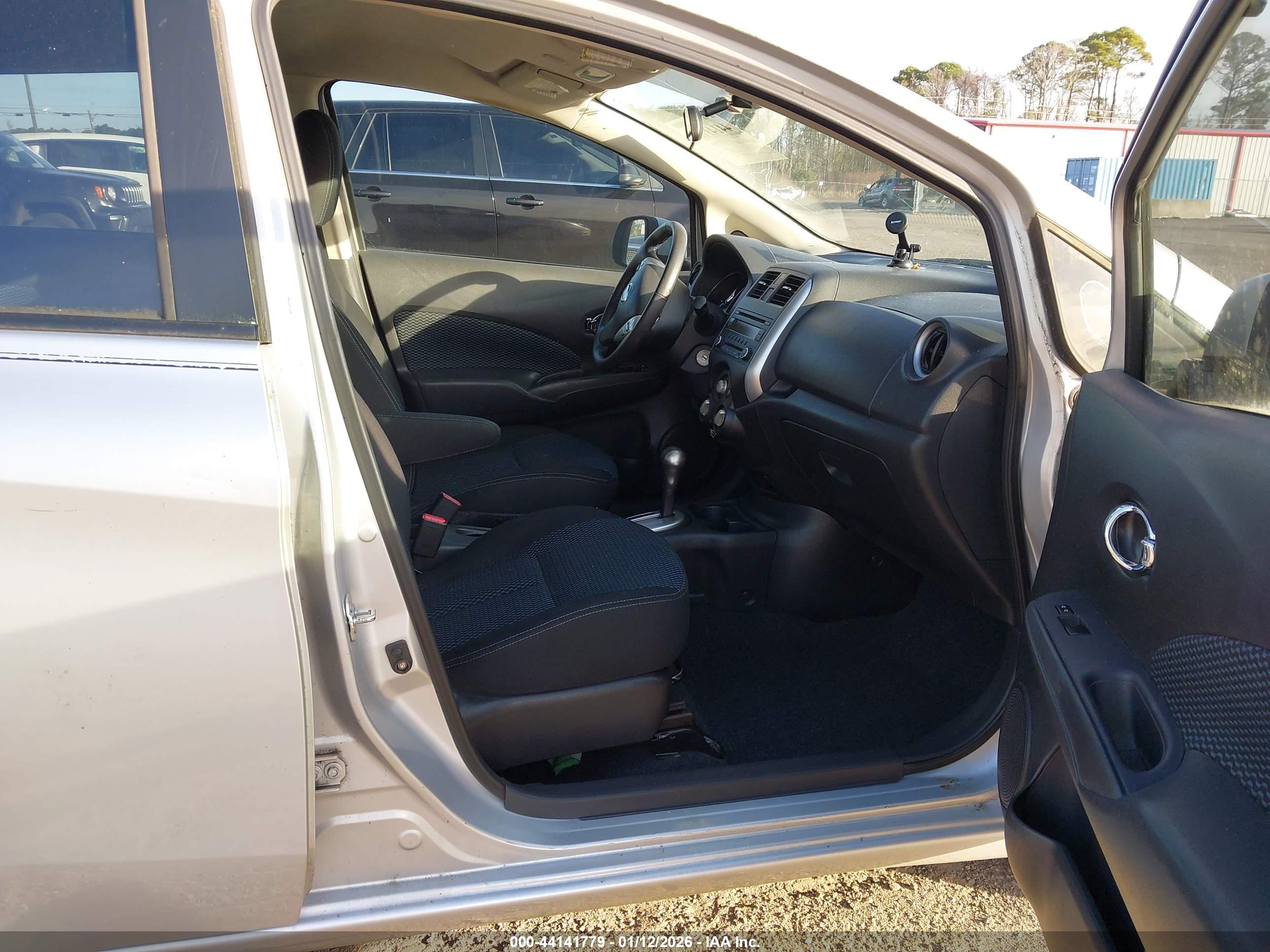 NISSAN VERSA image 5