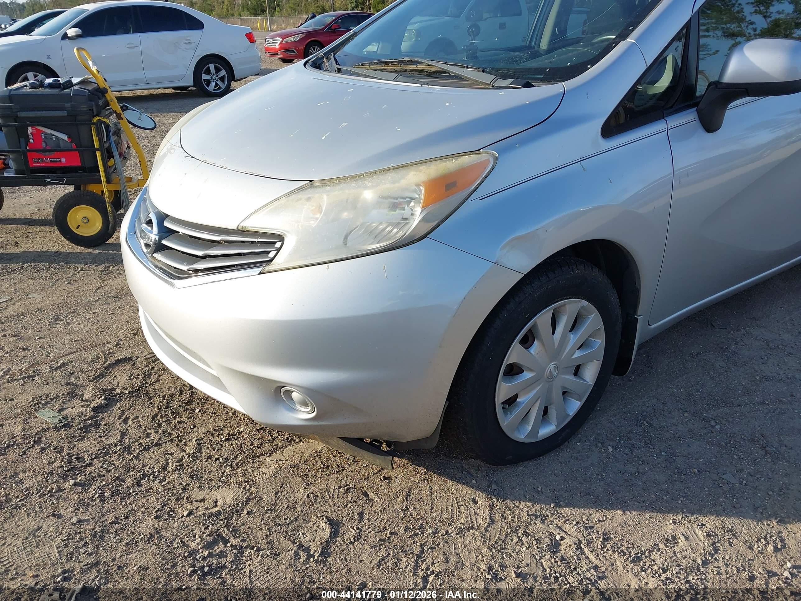 NISSAN VERSA image 6