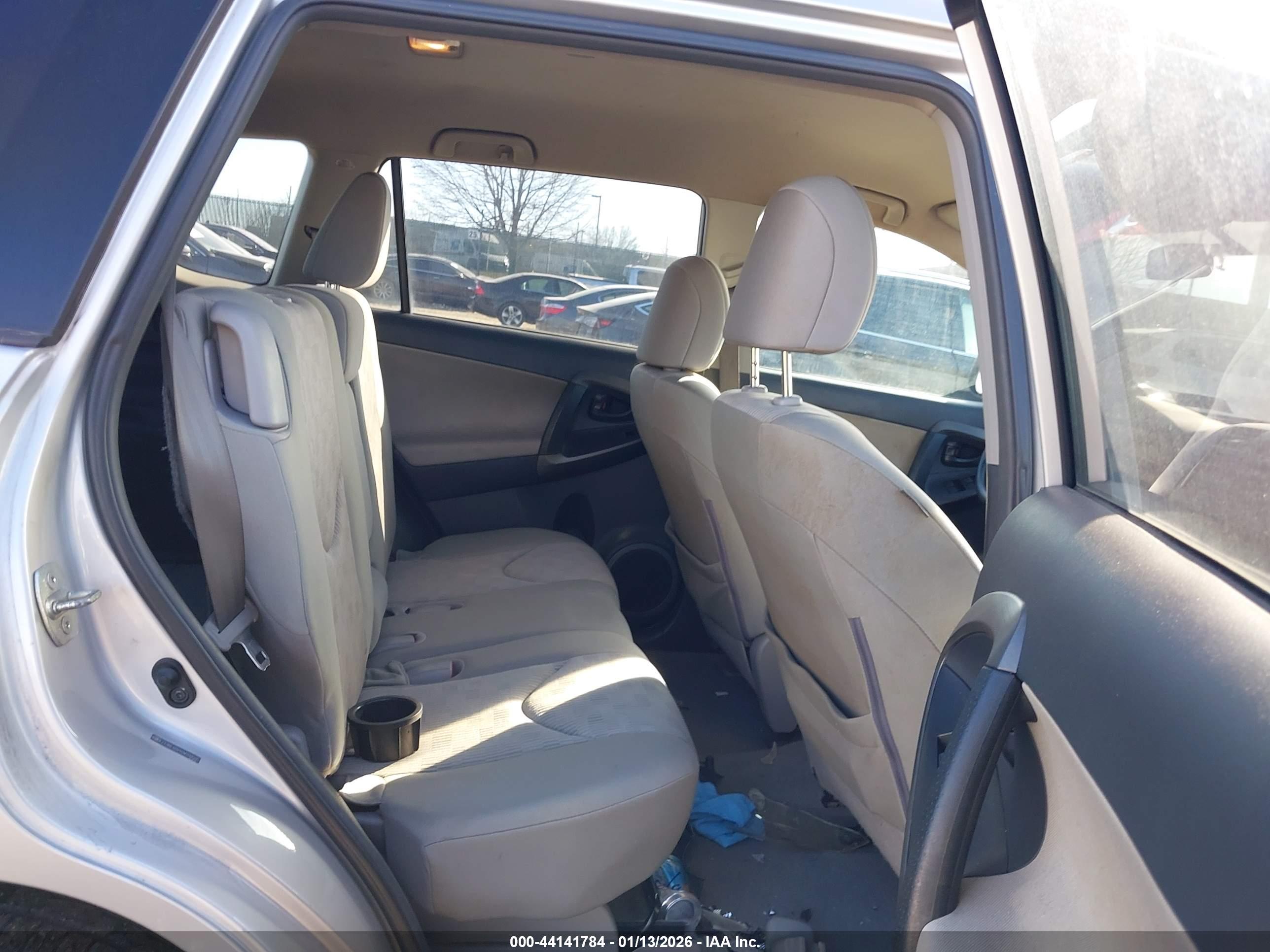 TOYOTA RAV4 image 8