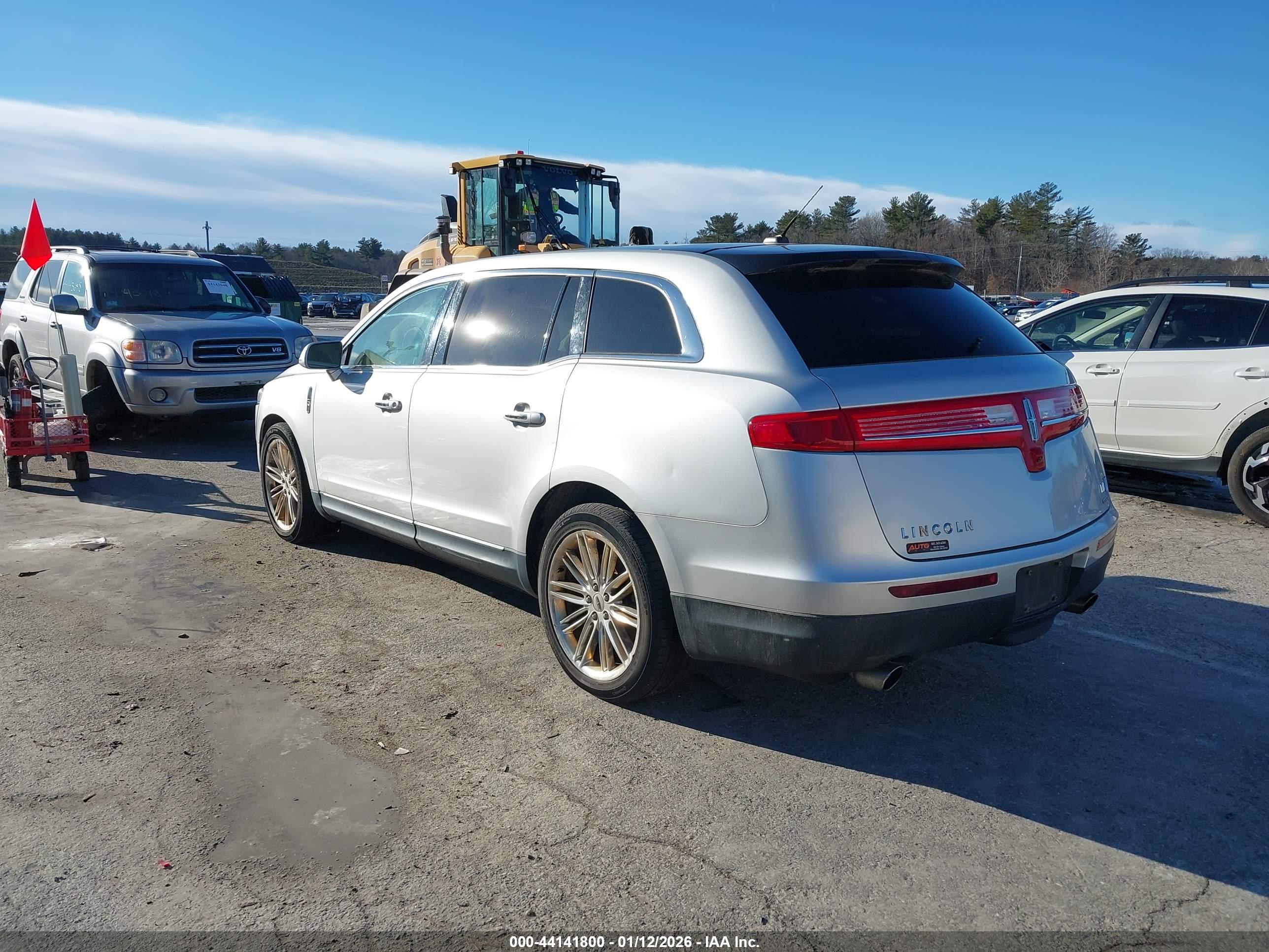 LINCOLN MKT image 3