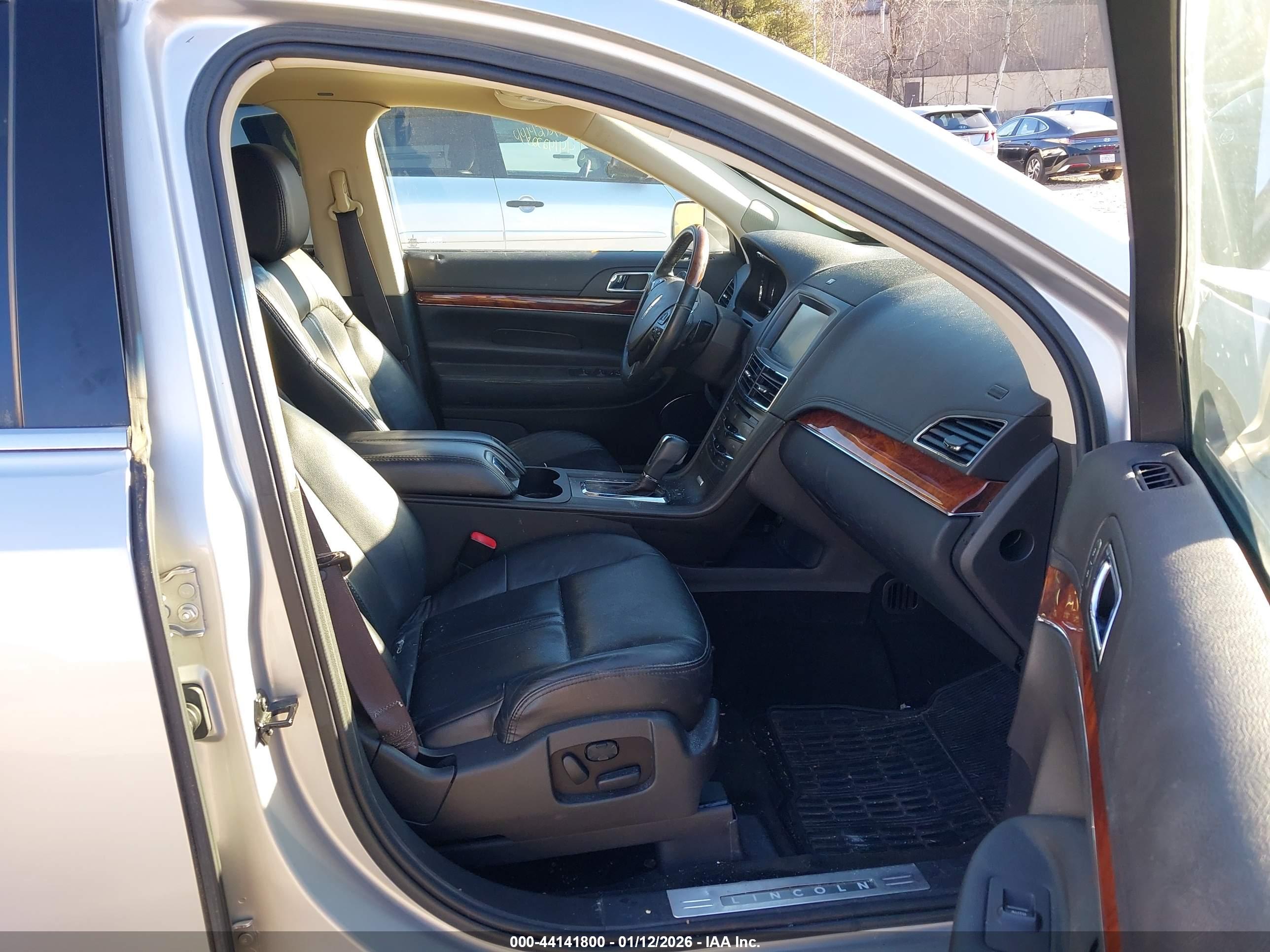 LINCOLN MKT image 5