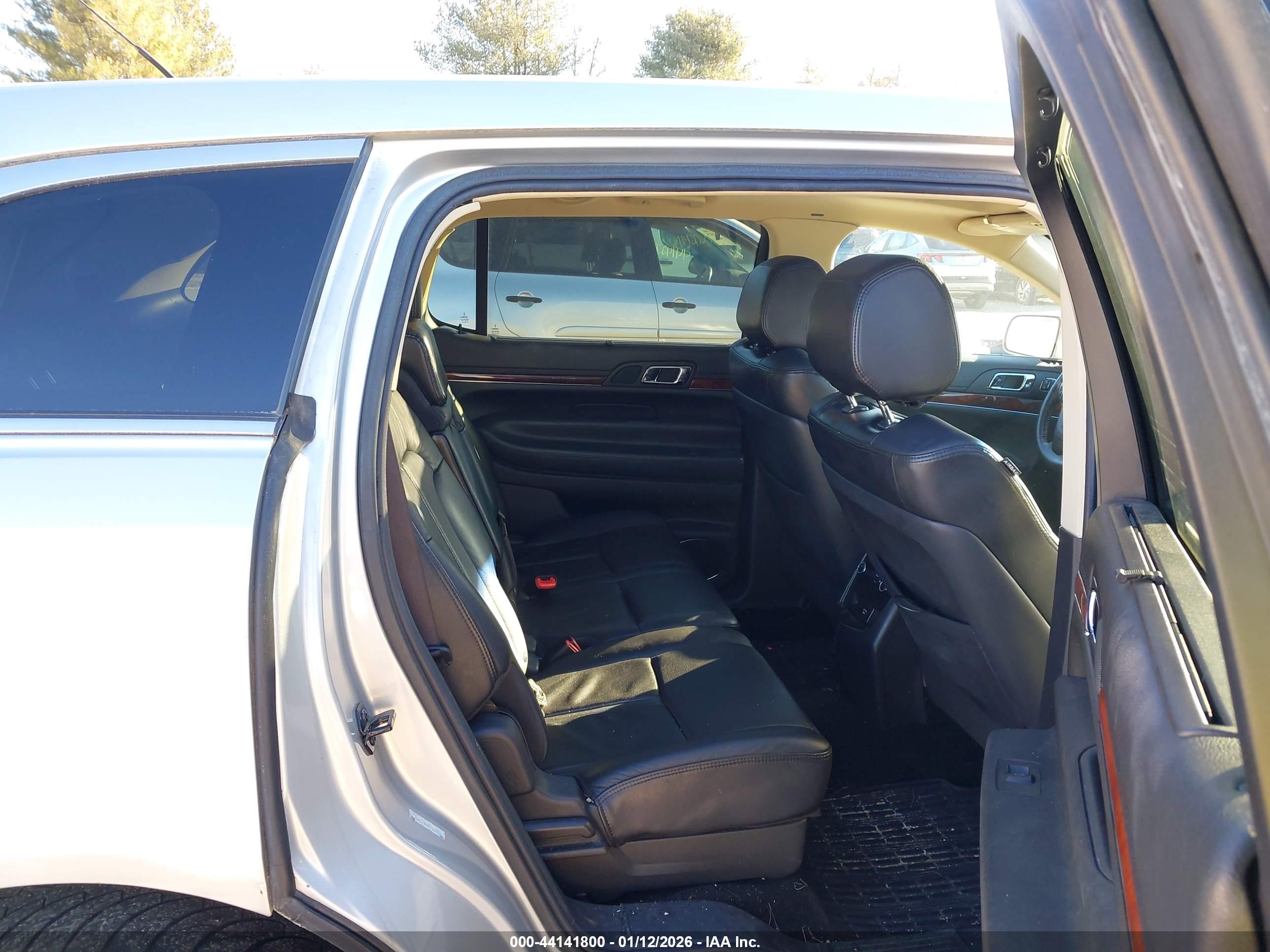 LINCOLN MKT image 8
