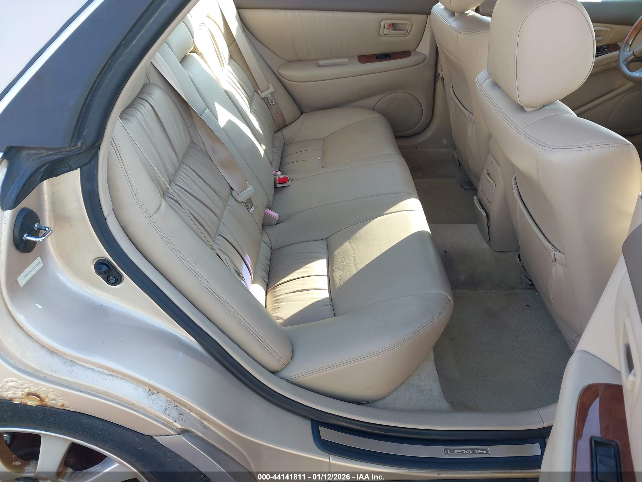 LEXUS ES image 8