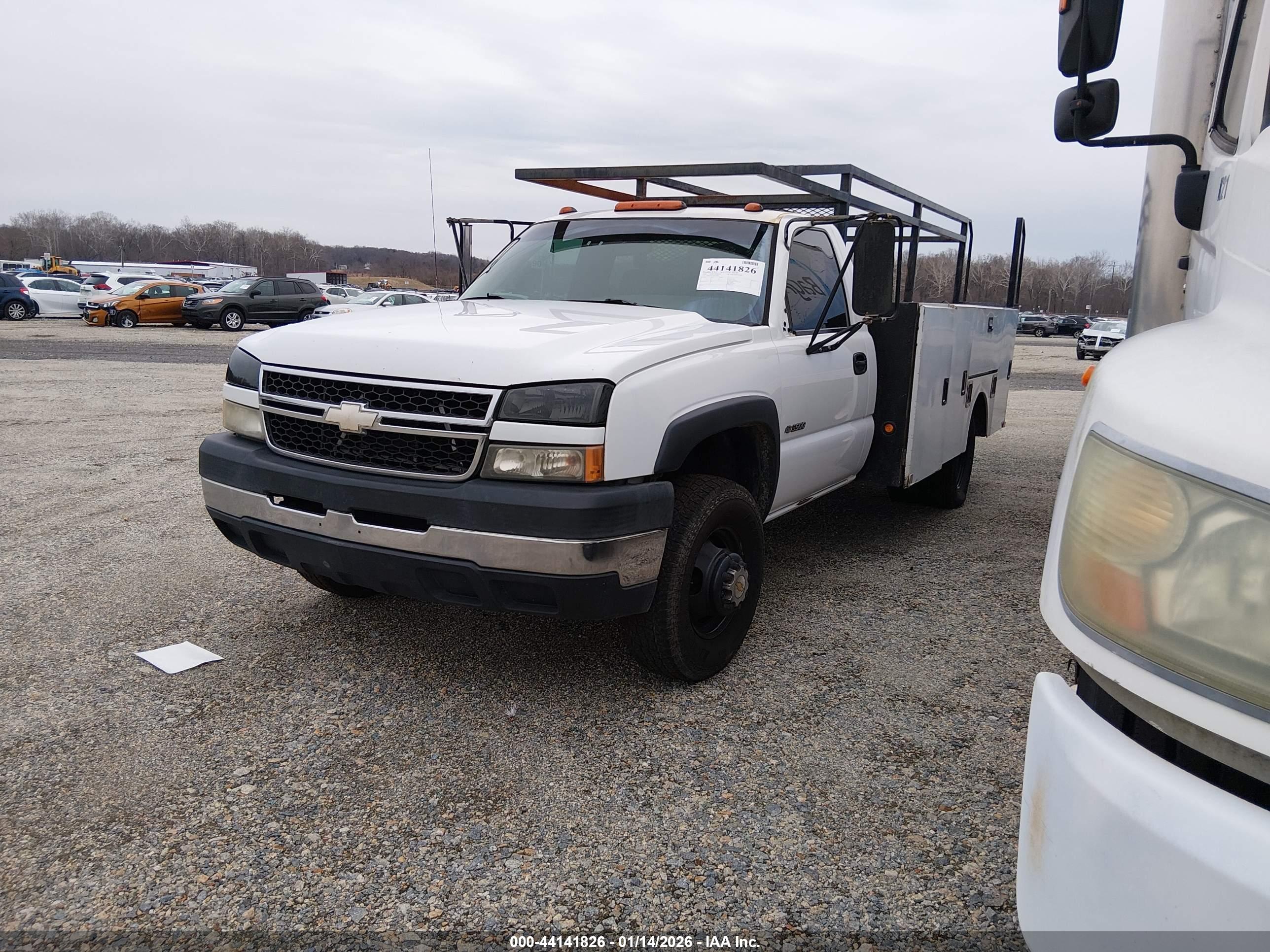 CHEVROLET SILVERADO image 2