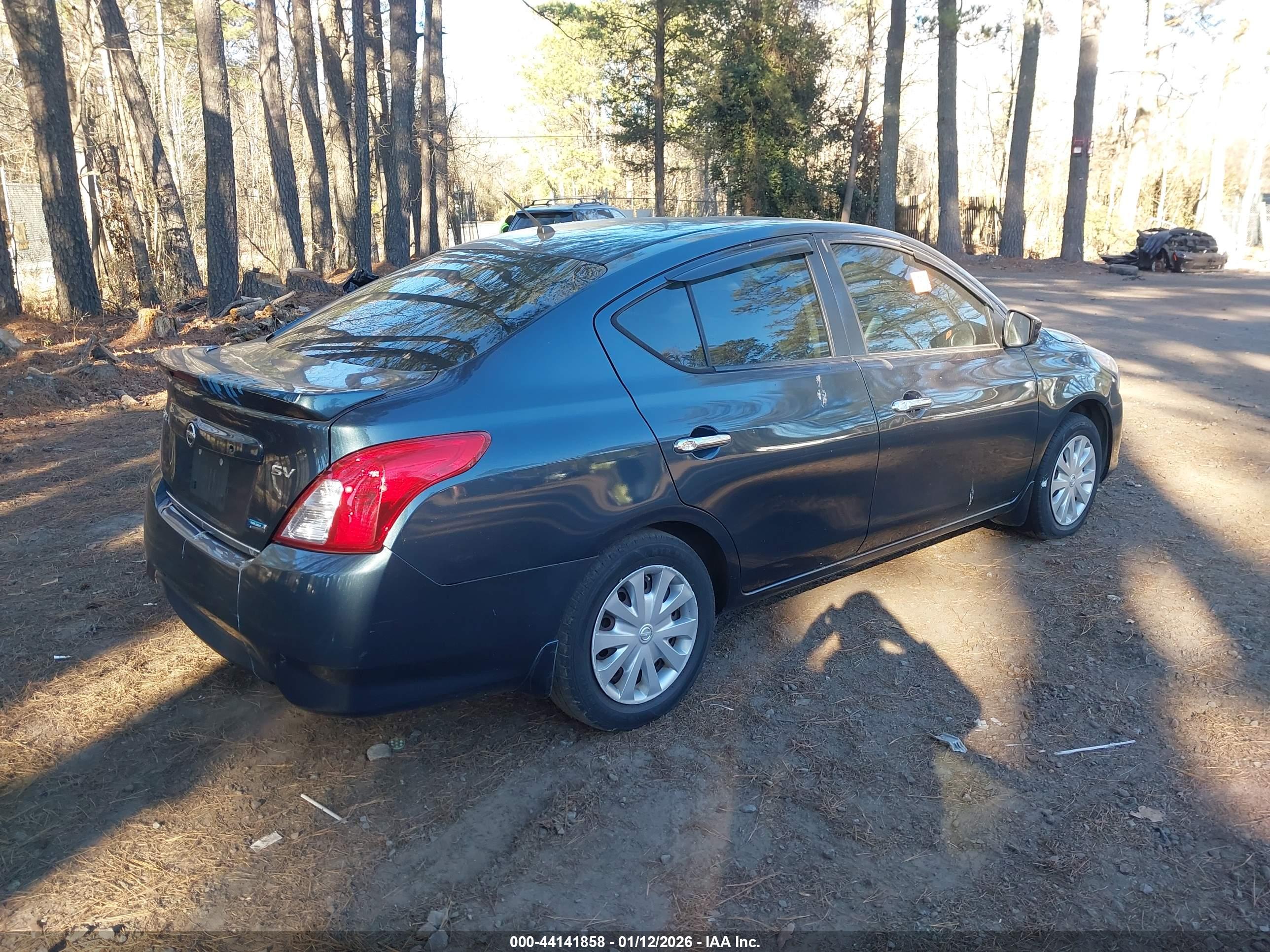 NISSAN VERSA image 4