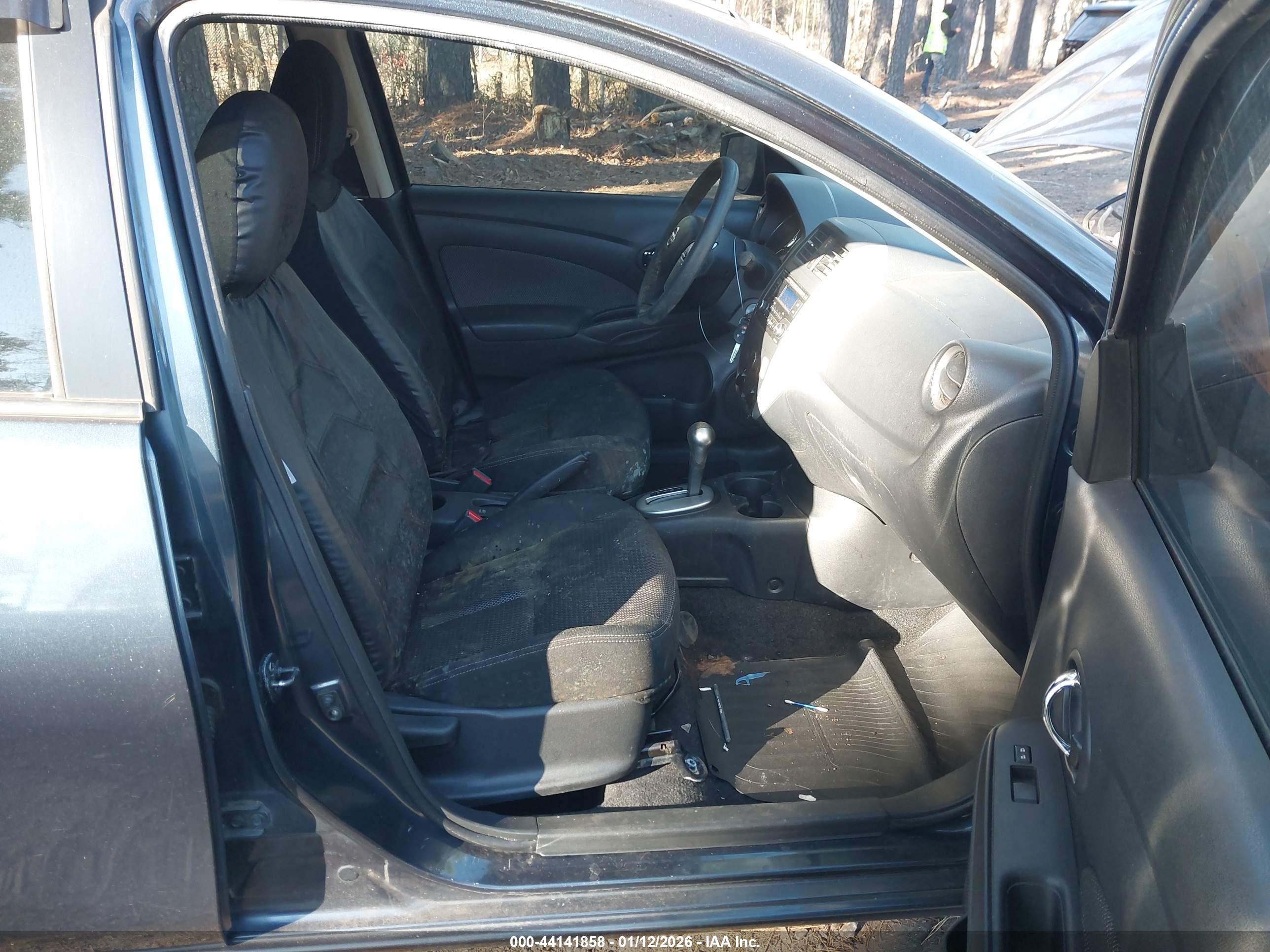 NISSAN VERSA image 5