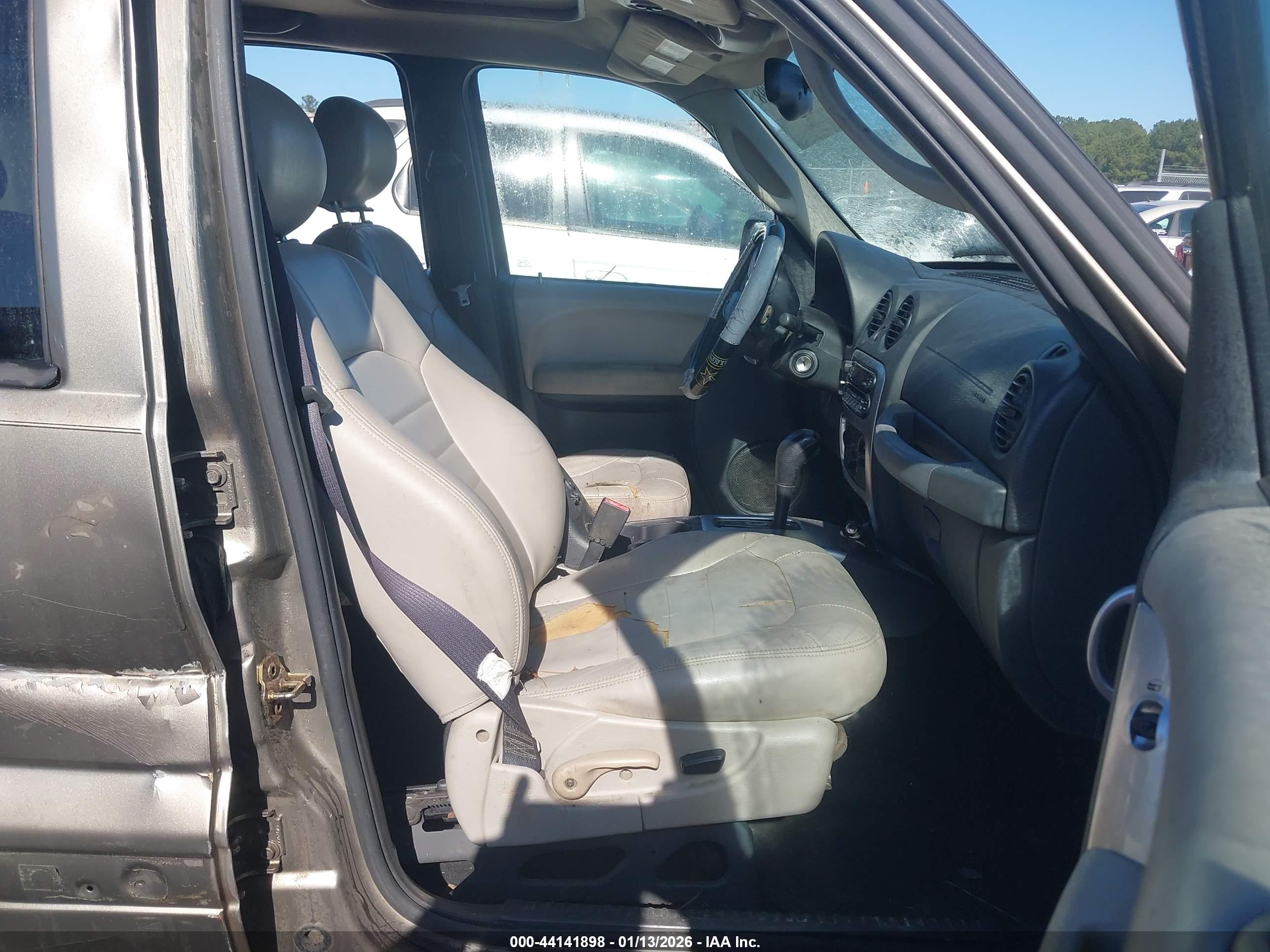 JEEP LIBERTY image 5