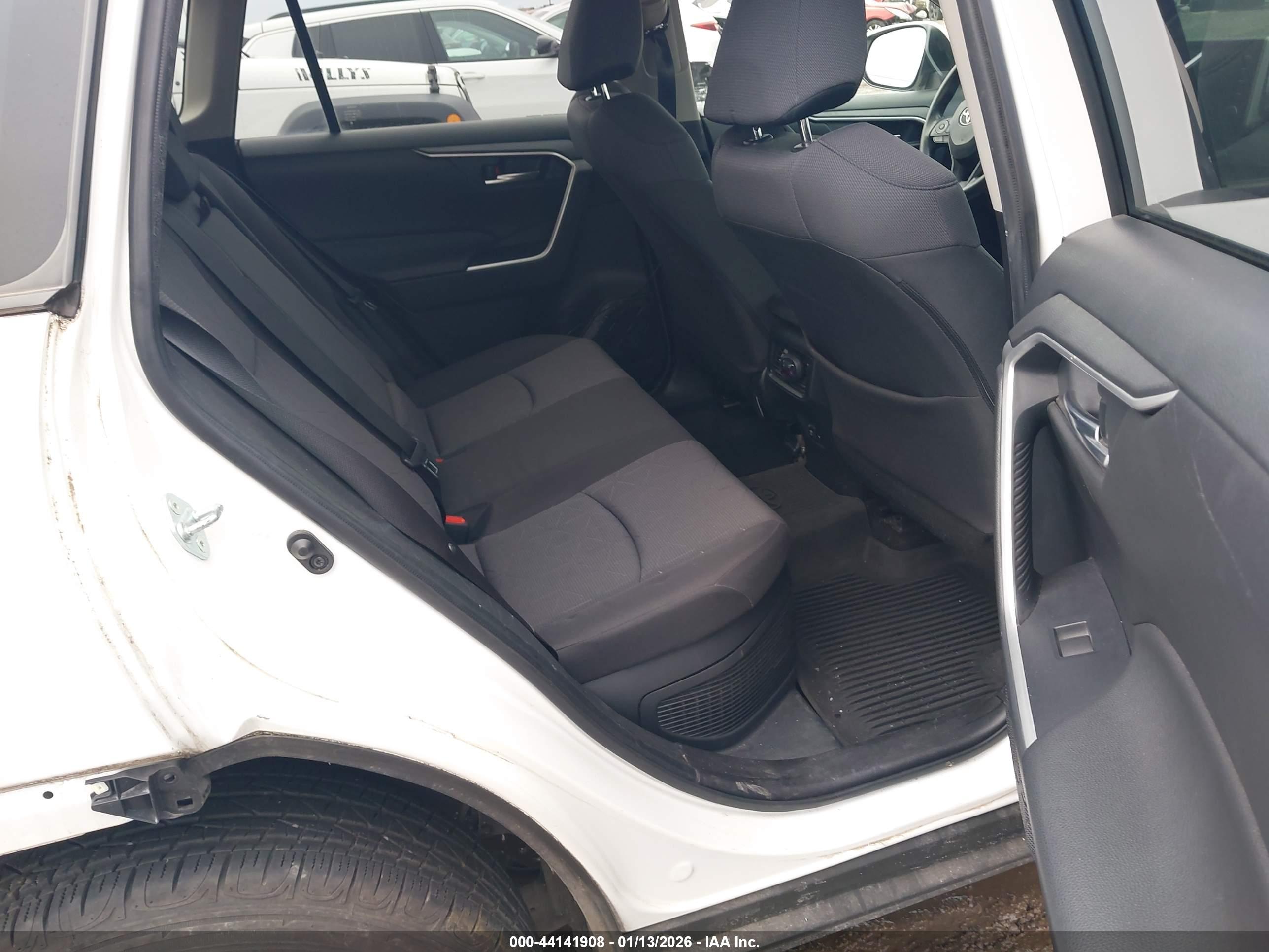 TOYOTA RAV4 image 8