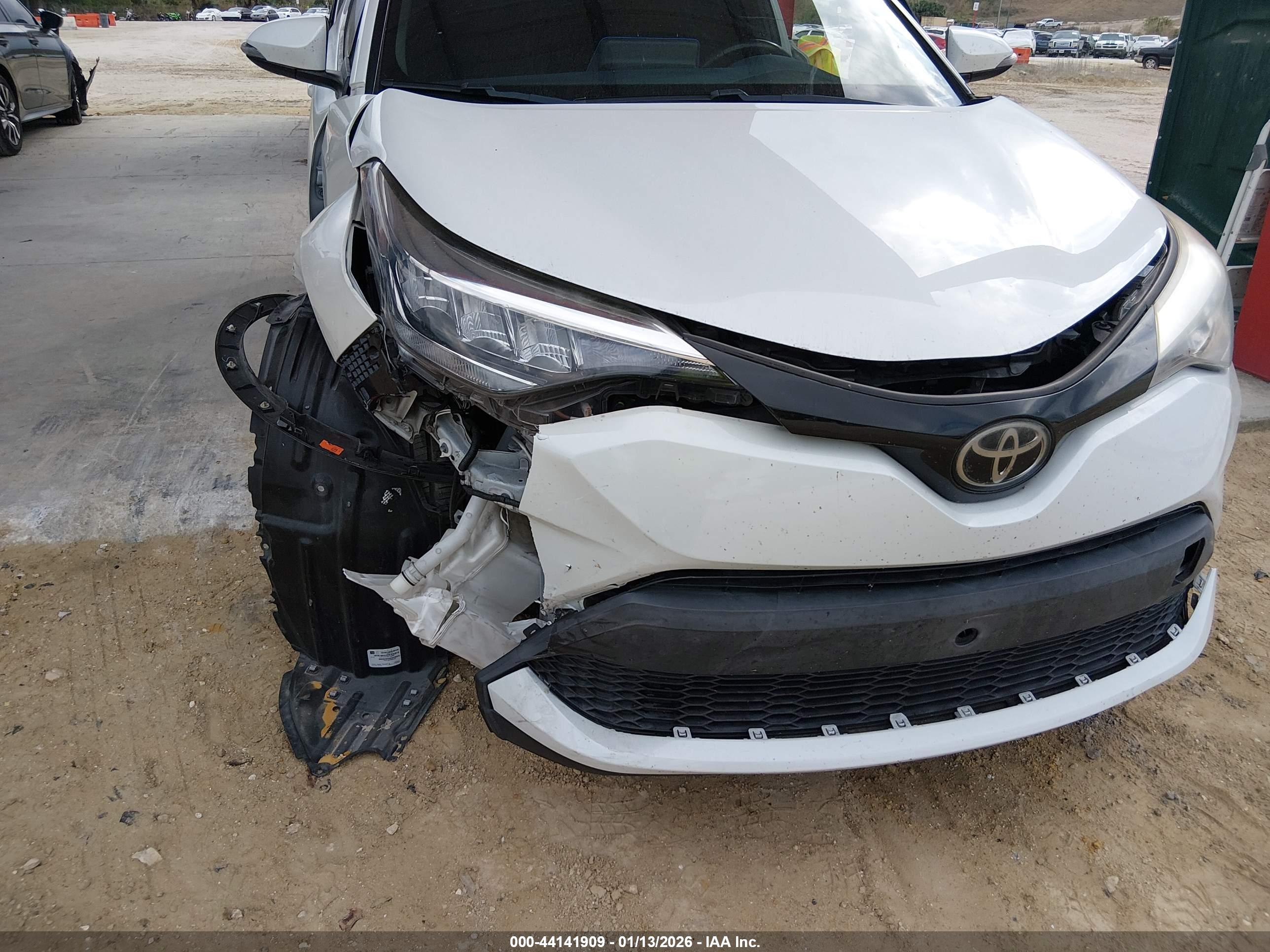 TOYOTA C-HR image 6