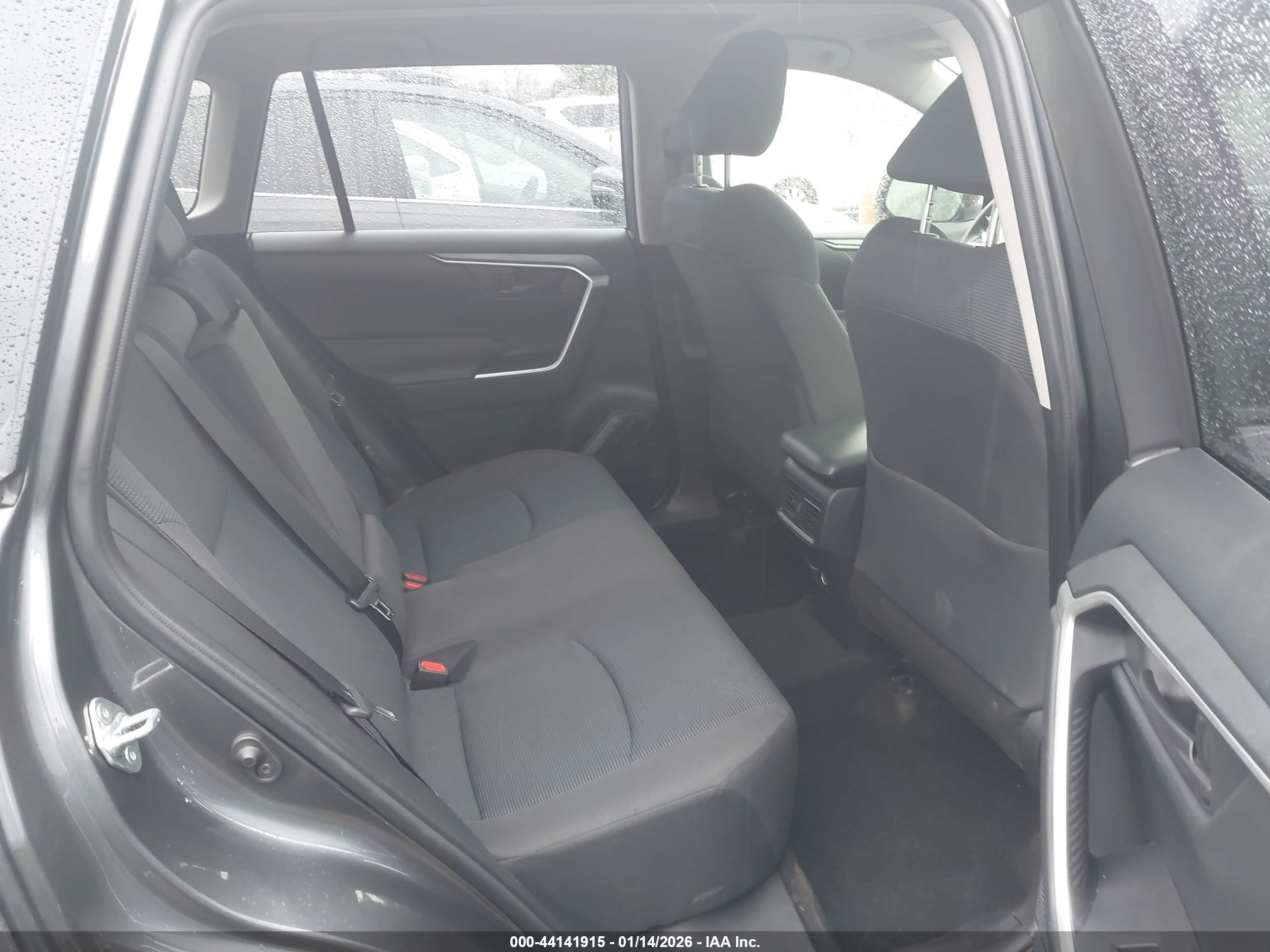 TOYOTA RAV4 image 8