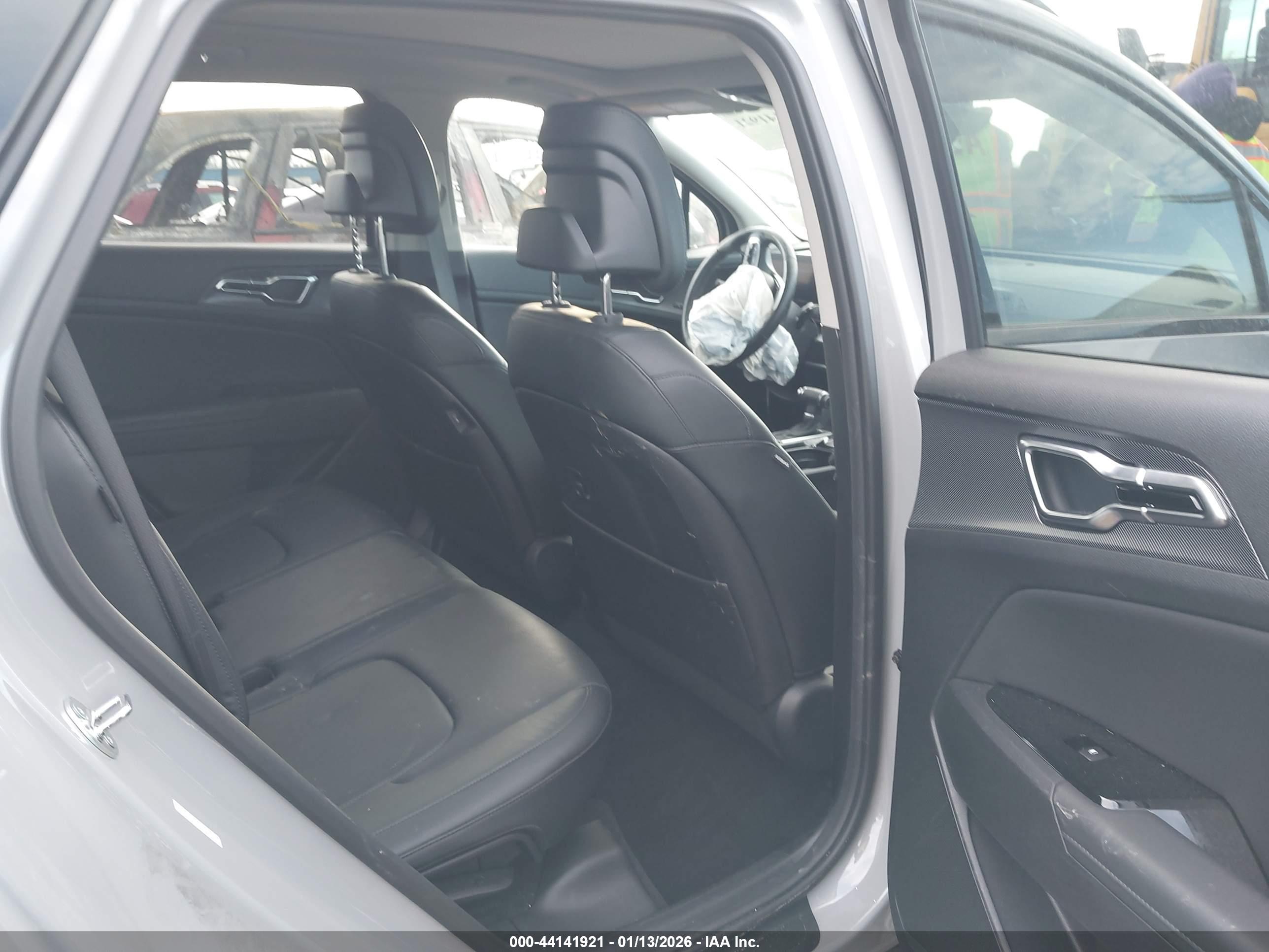 KIA SPORTAGE image 8