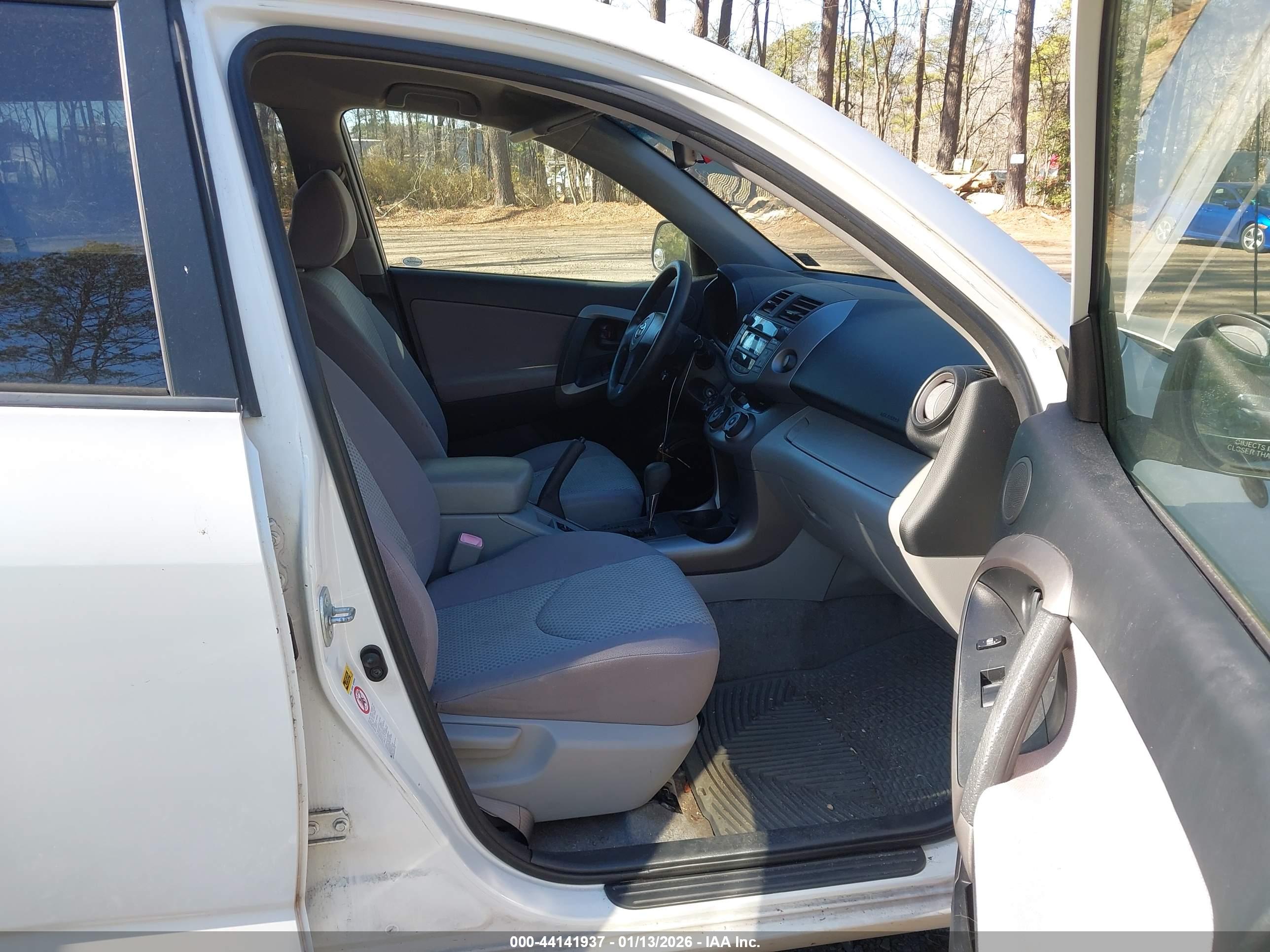 TOYOTA RAV4 image 5