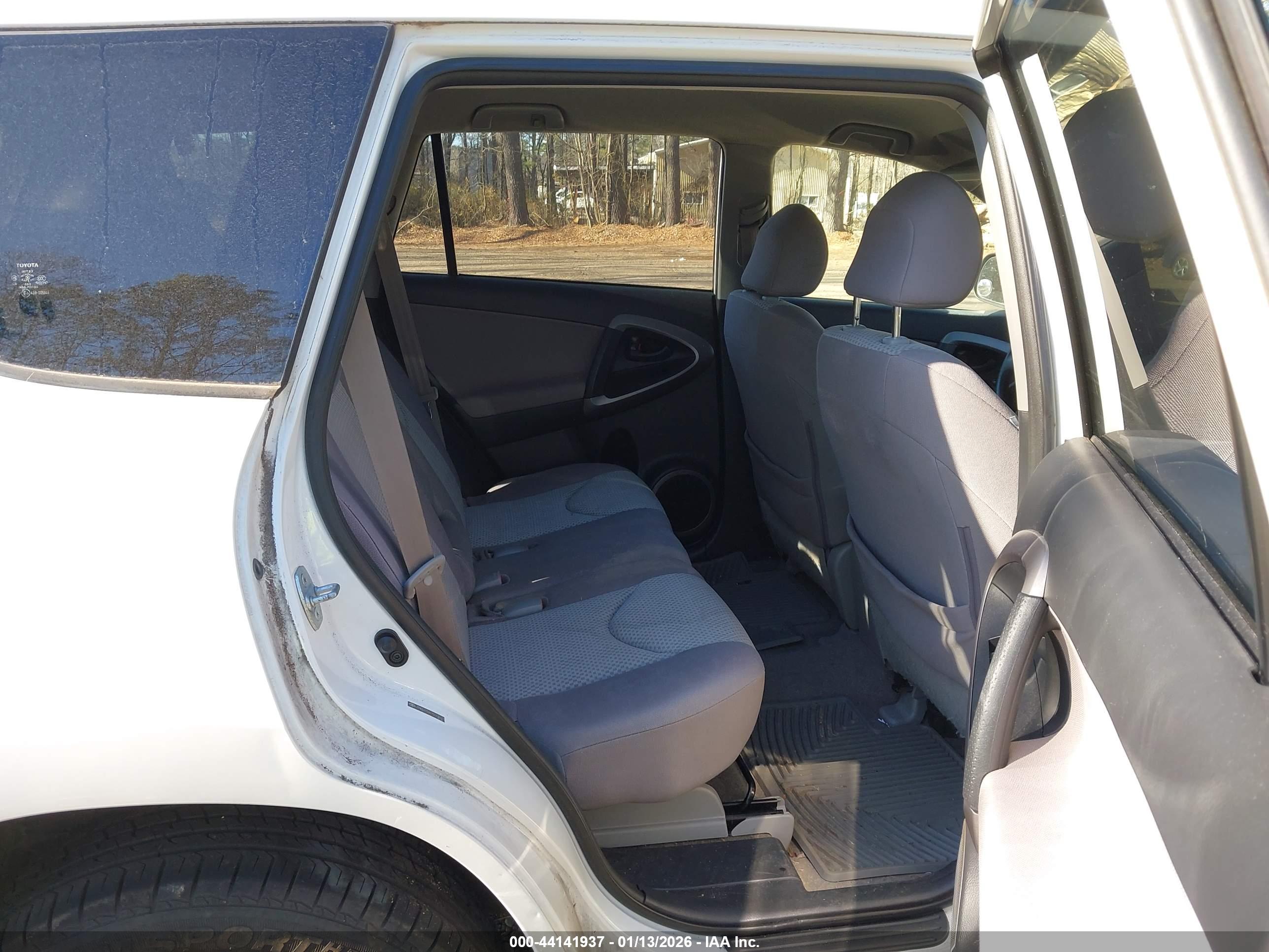 TOYOTA RAV4 image 8