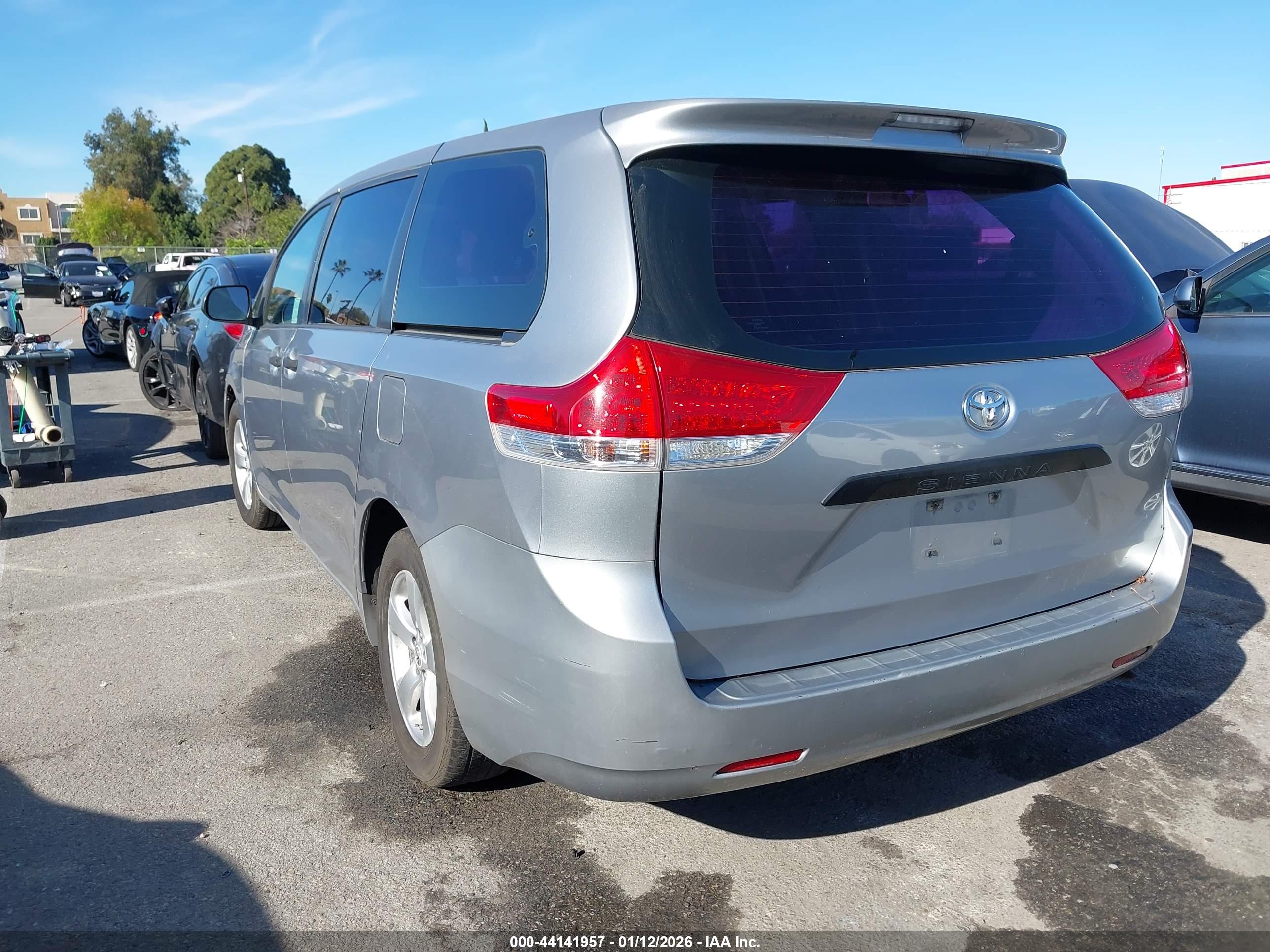 TOYOTA SIENNA image 3