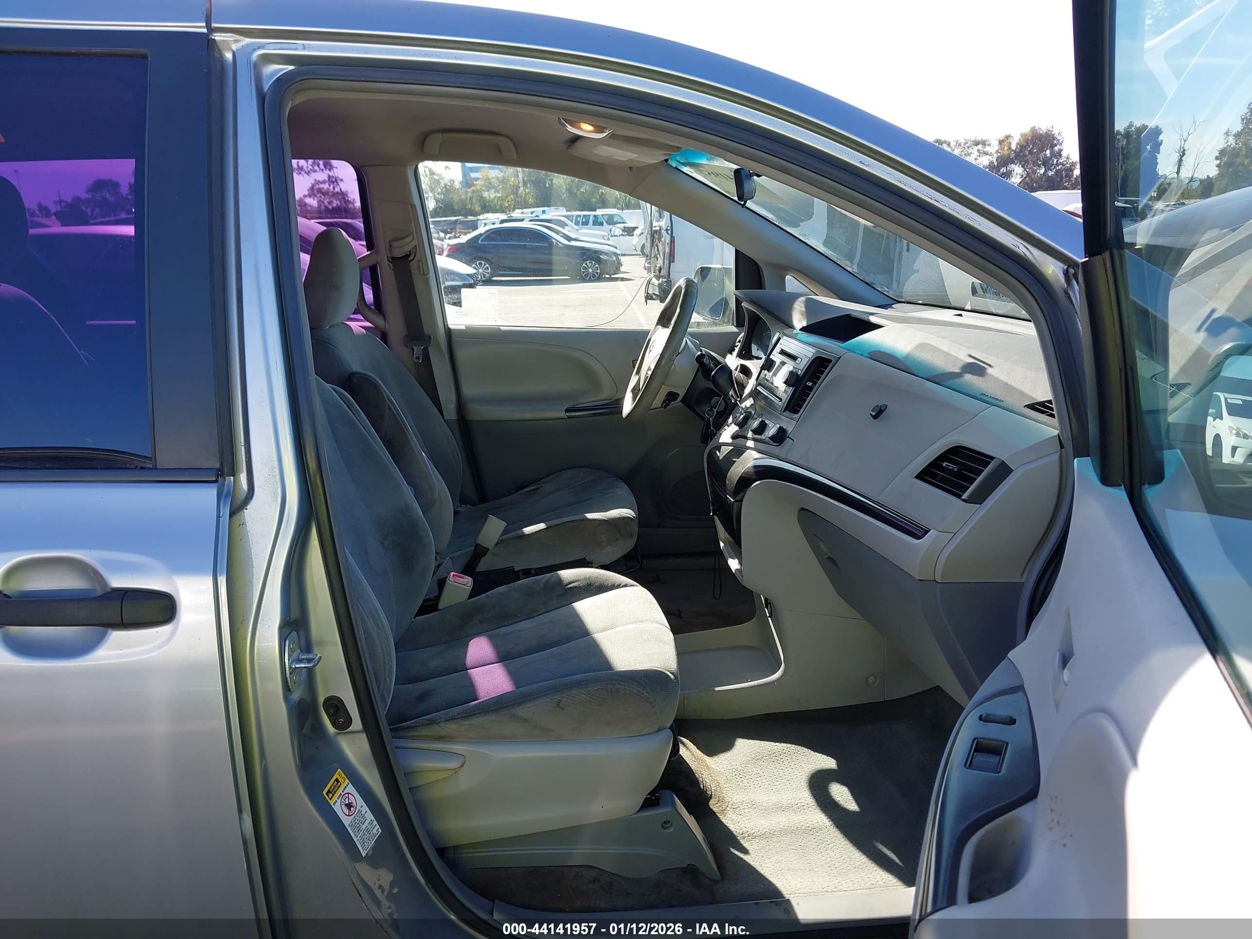 TOYOTA SIENNA image 5
