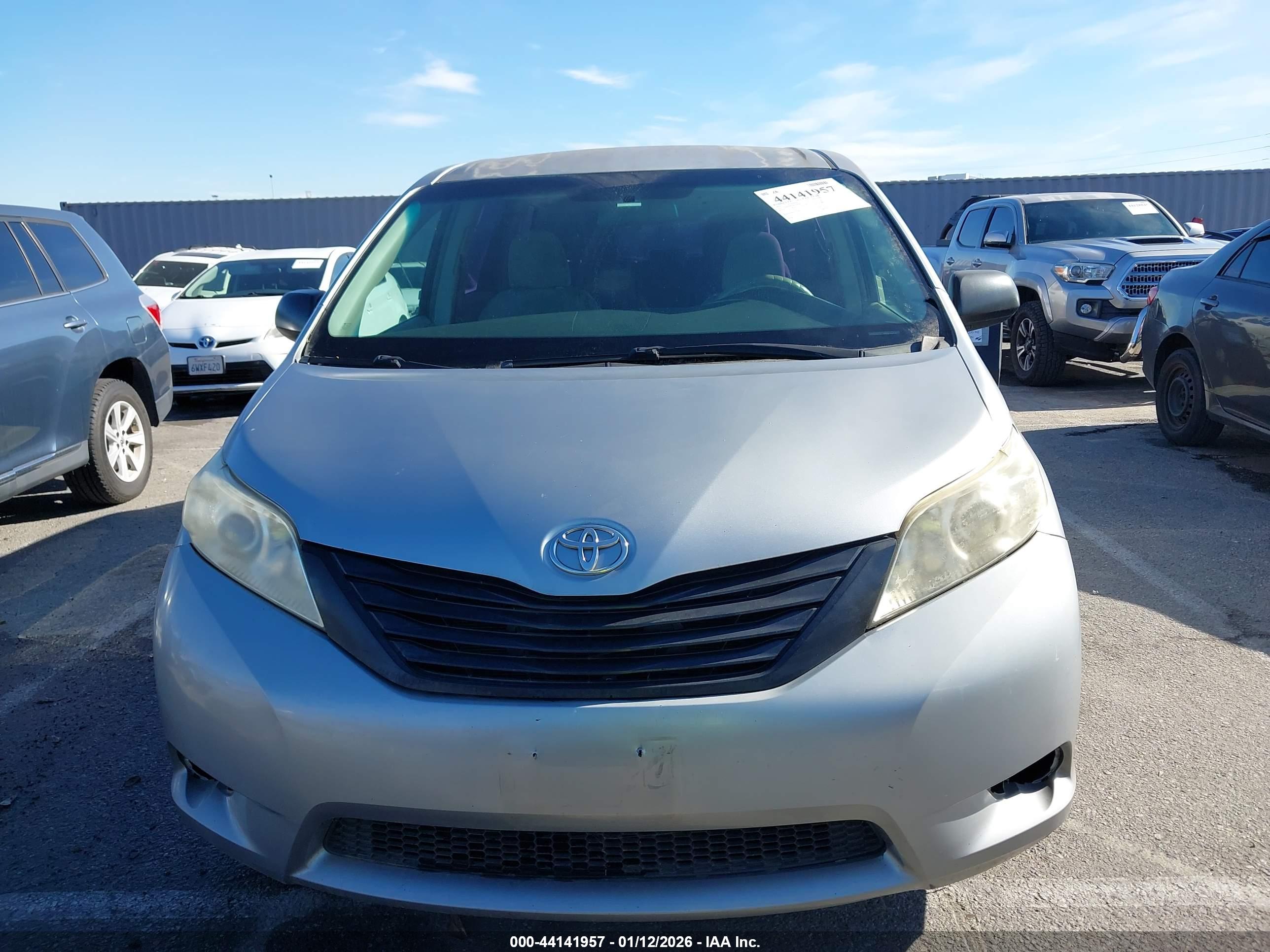 TOYOTA SIENNA image 6