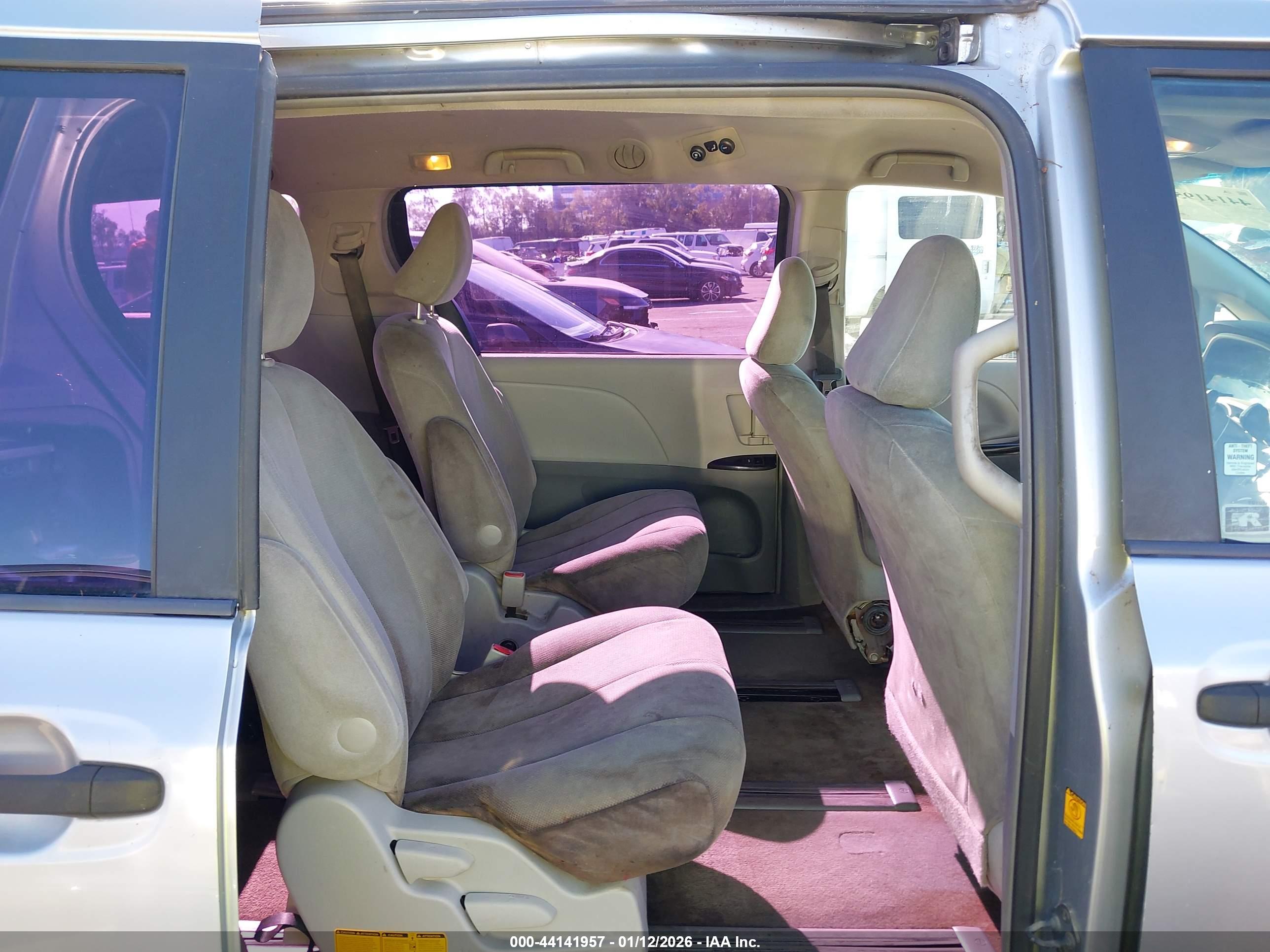 TOYOTA SIENNA image 8