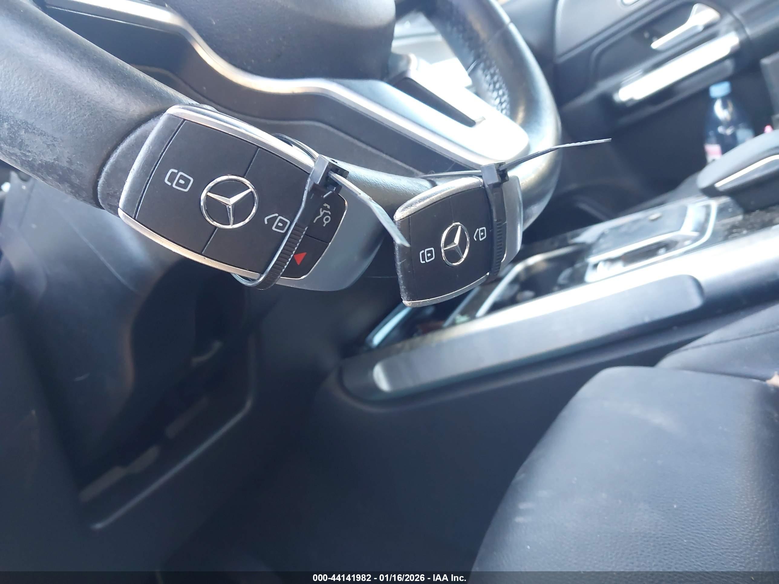 MERCEDES-BENZ GLB image 11