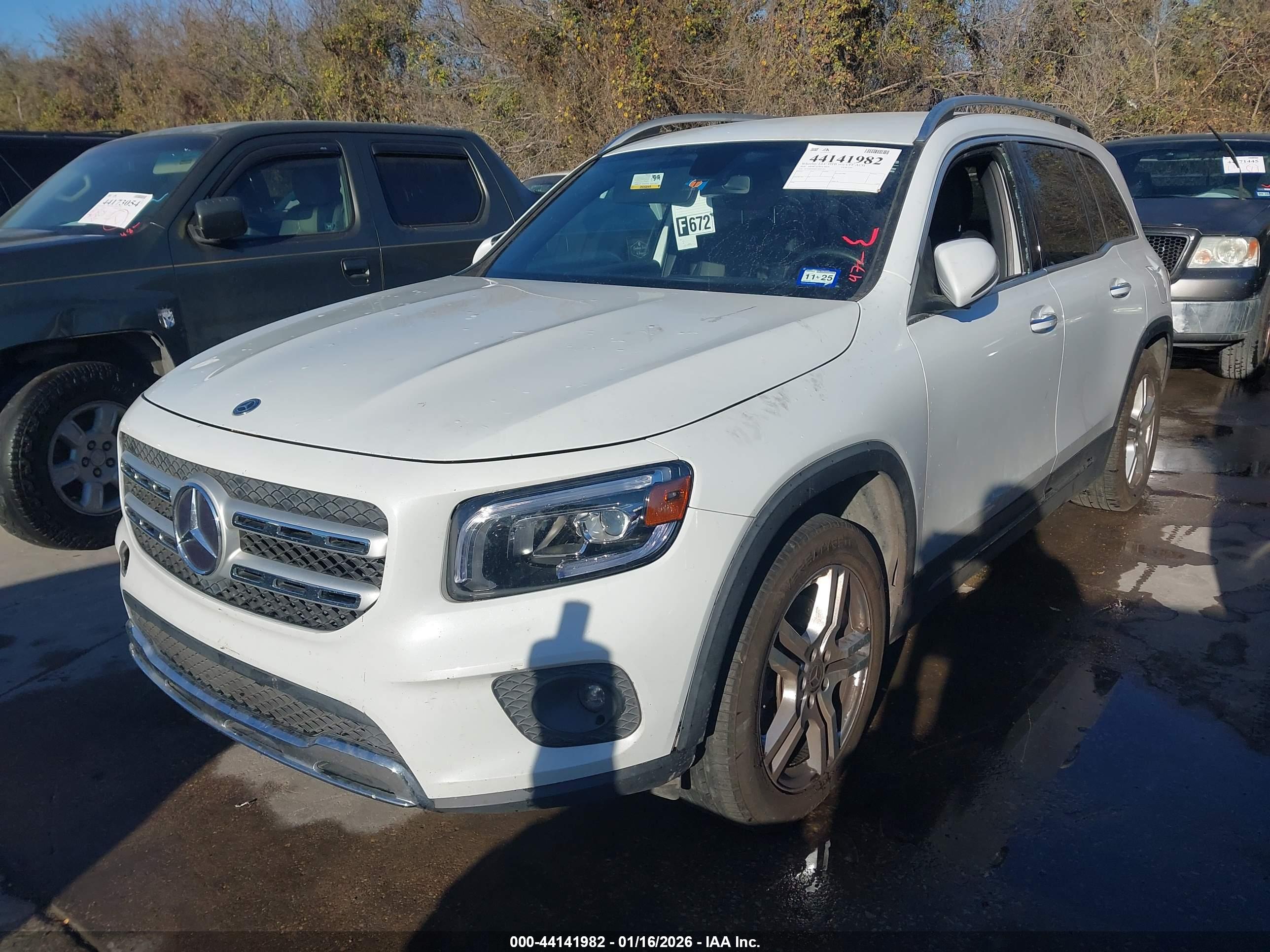 MERCEDES-BENZ GLB image 2