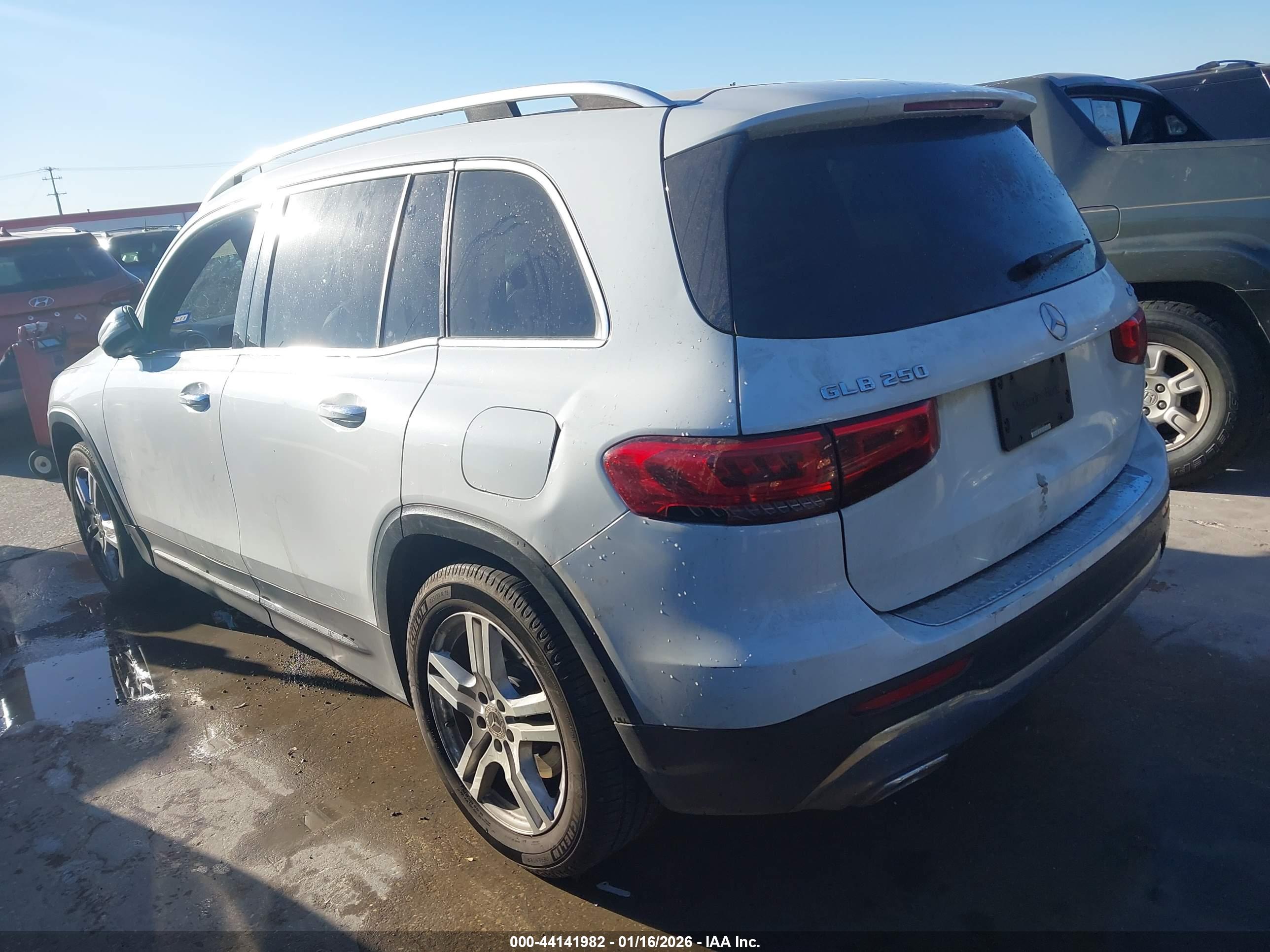 MERCEDES-BENZ GLB image 3