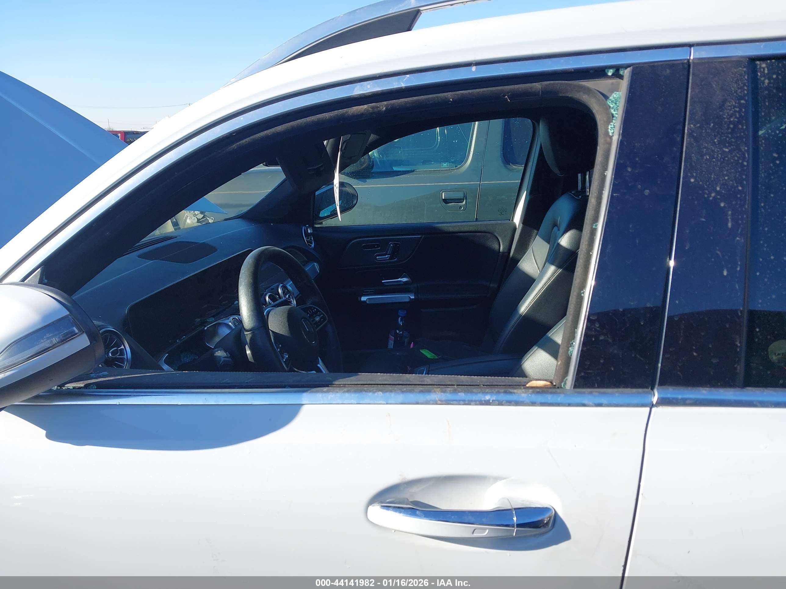 MERCEDES-BENZ GLB image 6