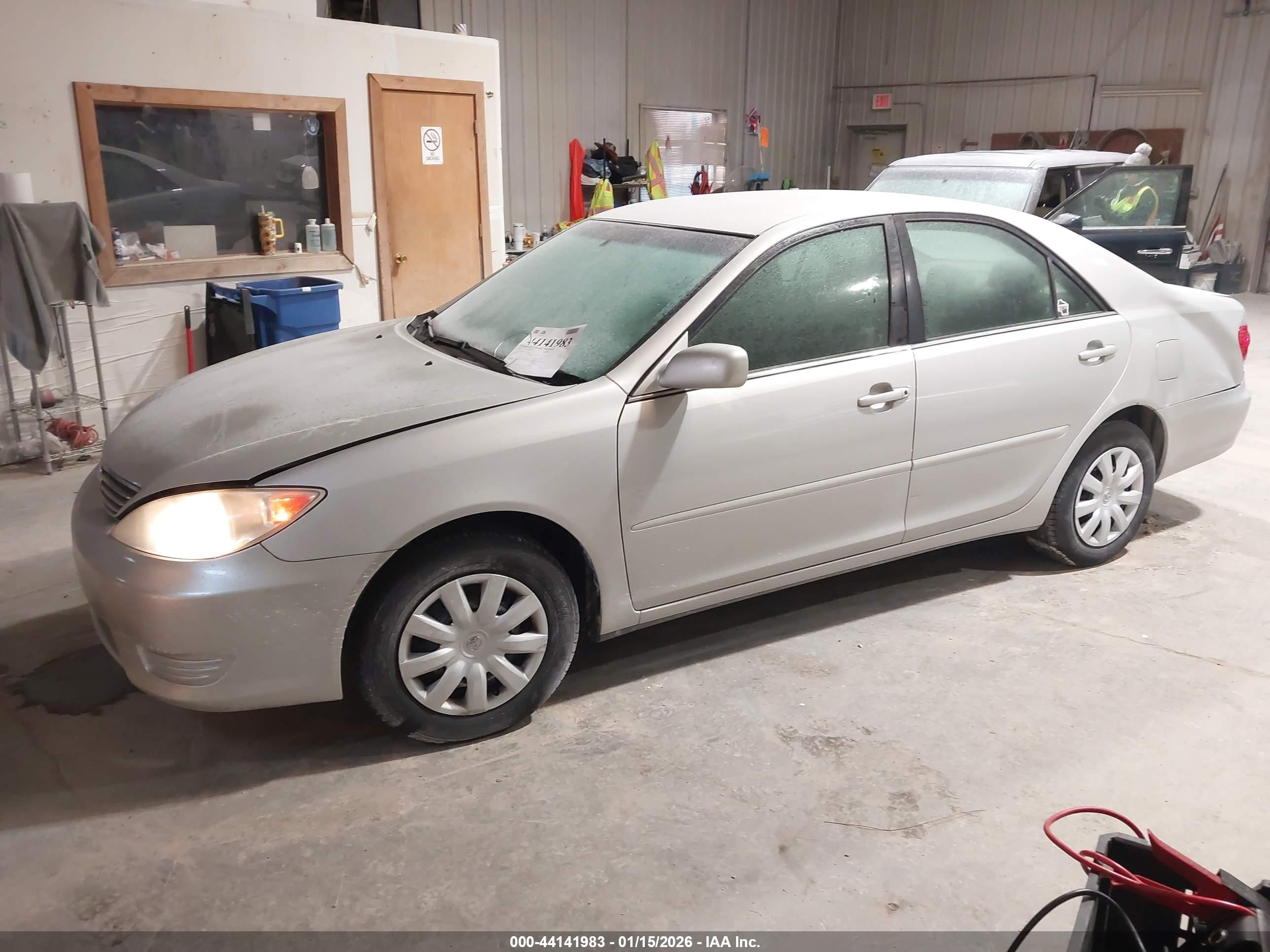TOYOTA CAMRY image 2