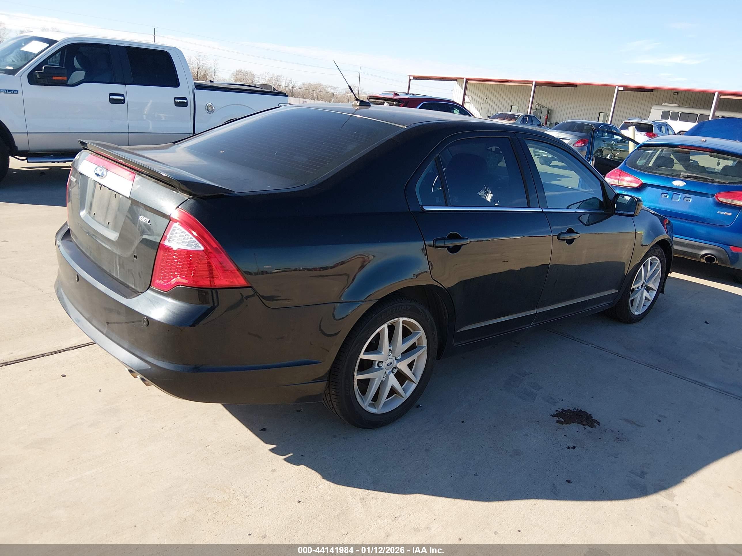 FORD FUSION image 4