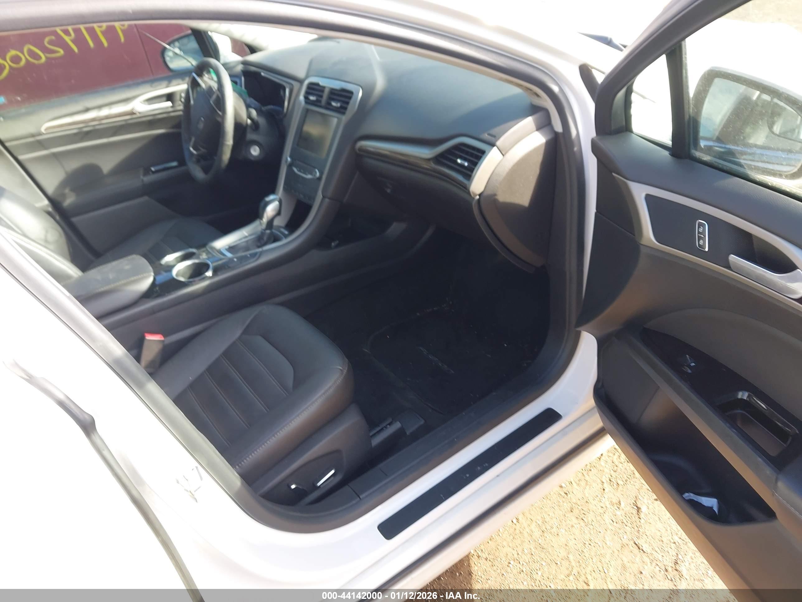 FORD FUSION image 5