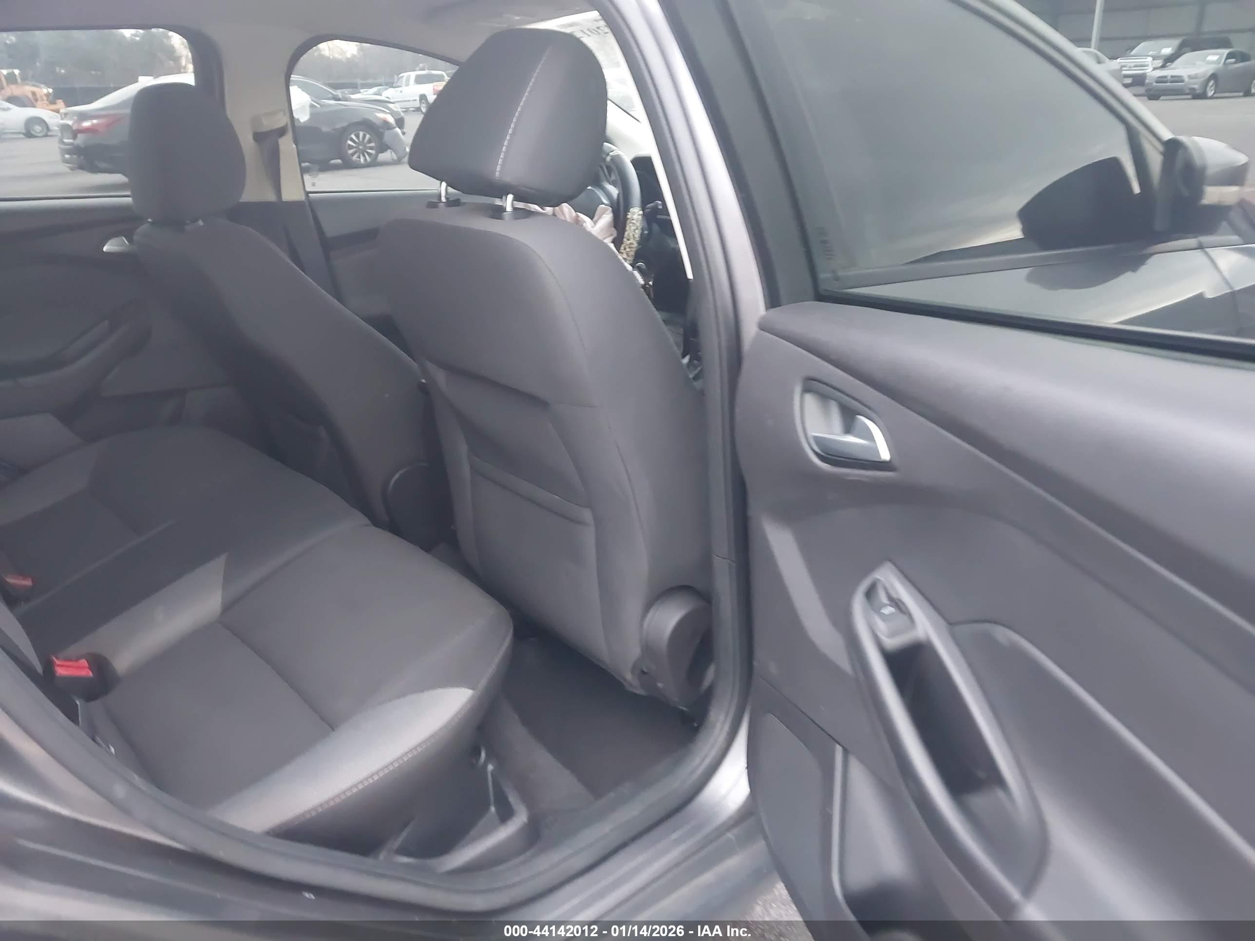 FORD FOCUS image 8